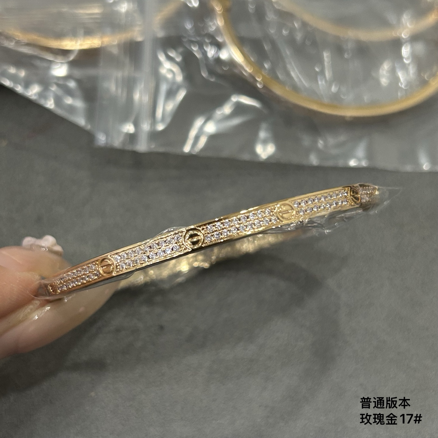 V金 卡地亚一代窄版满天星手镯到货了 V金 卡地亚一代窄版满天星手镯到货了