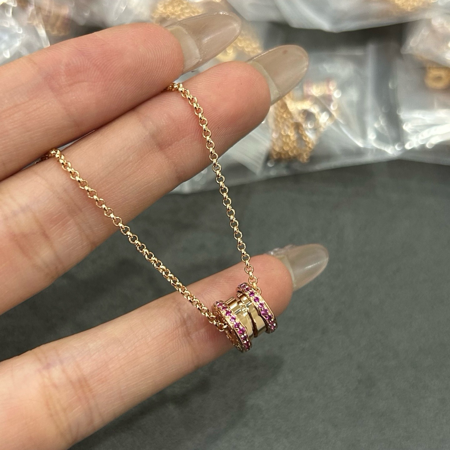 V金 宝格丽小号两边钻弹簧项链(粉钻)到货了, V金 宝格丽小号两边钻弹簧项链(粉钻)到货了,