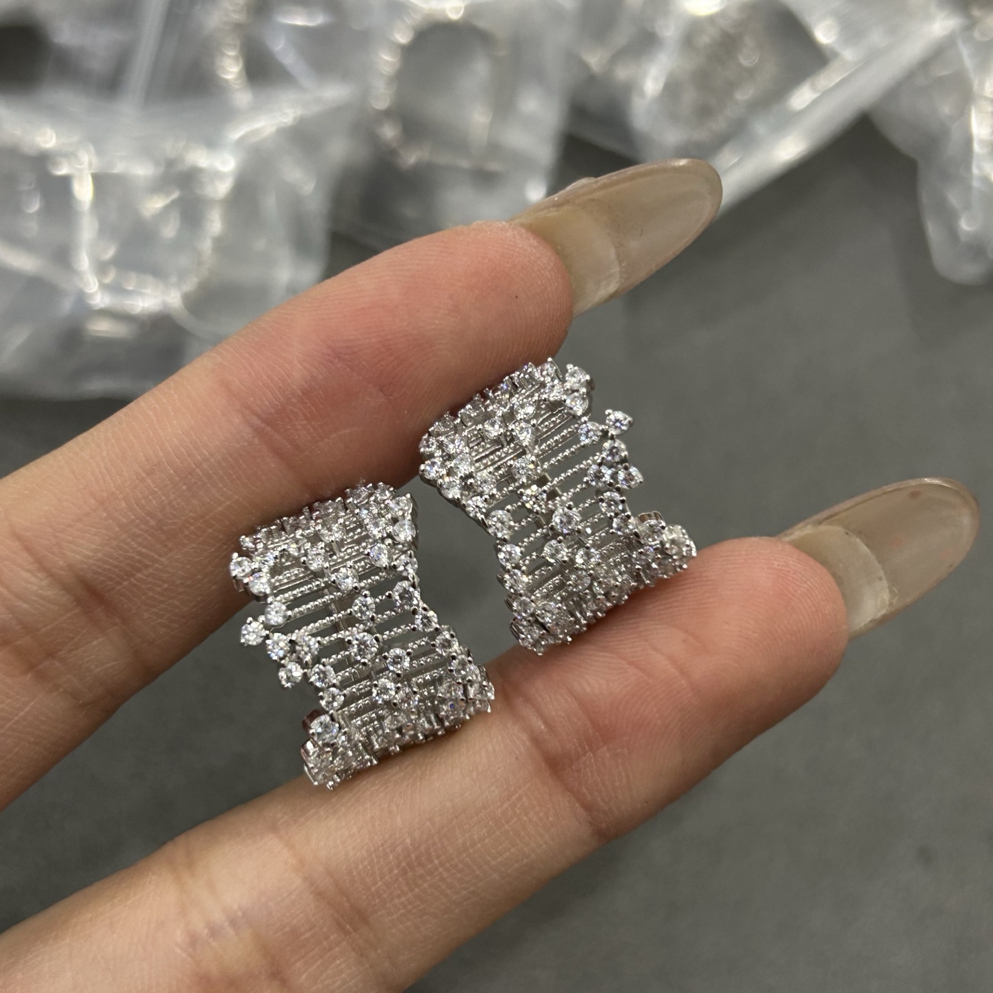 V金 琴弦耳环到货了 V金 琴弦耳环到货了
