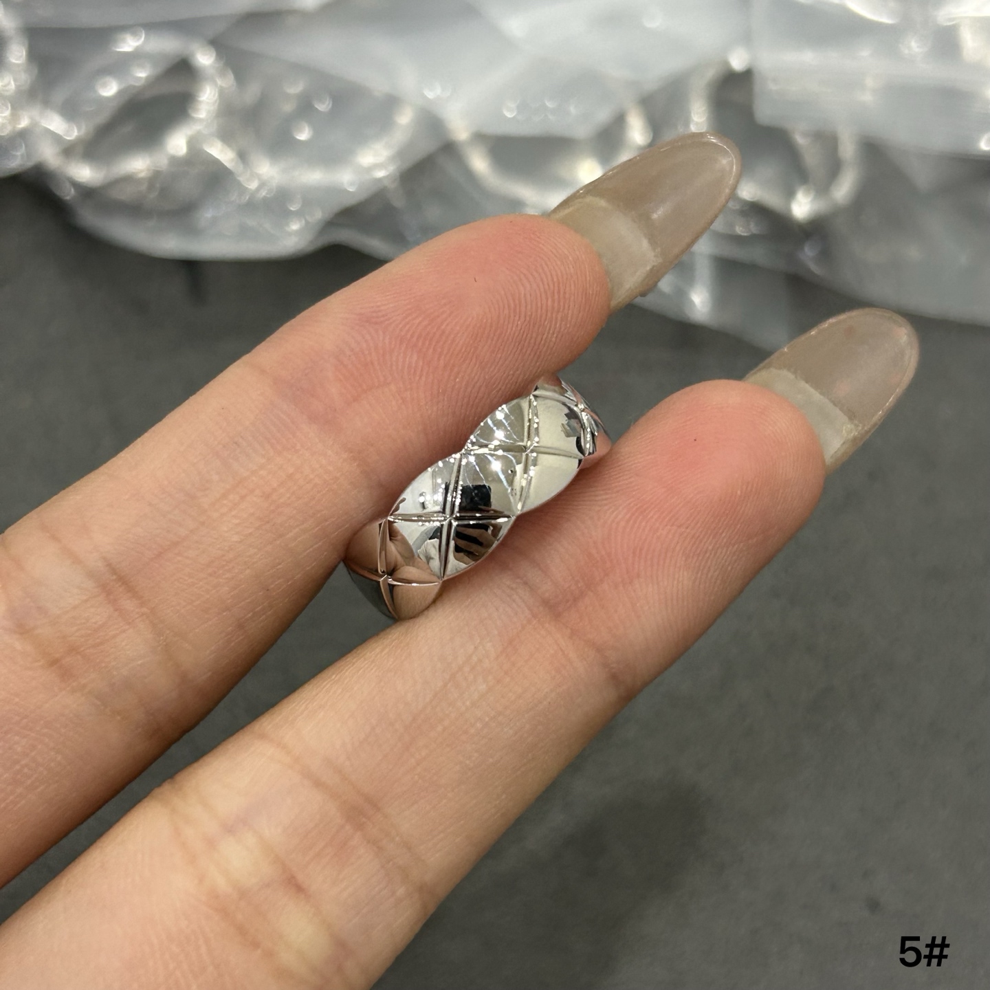 V金 香奈儿宽版菱格光金戒指到货了 V金 香奈儿宽版菱格光金戒指到货了