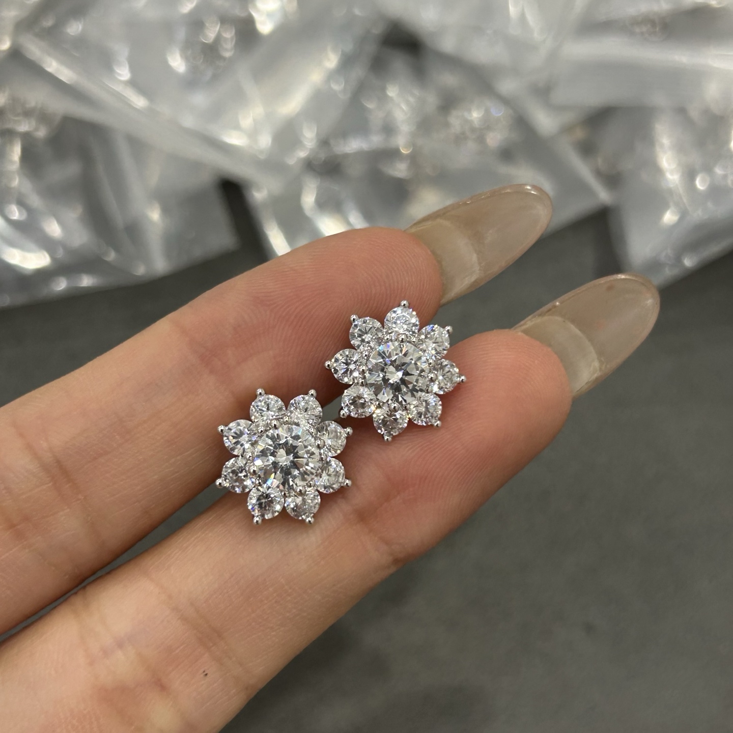 V金 海瑞小号太阳花耳钉到货了 V金 海瑞小号太阳花耳钉到货了