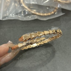 V金 宝格丽光金细蛇手镯到货了 V金 宝格丽光金细蛇手镯到货了