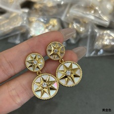 V金 迪奥二花罗盘耳环到货了 V金 迪奥二花罗盘耳环到货了