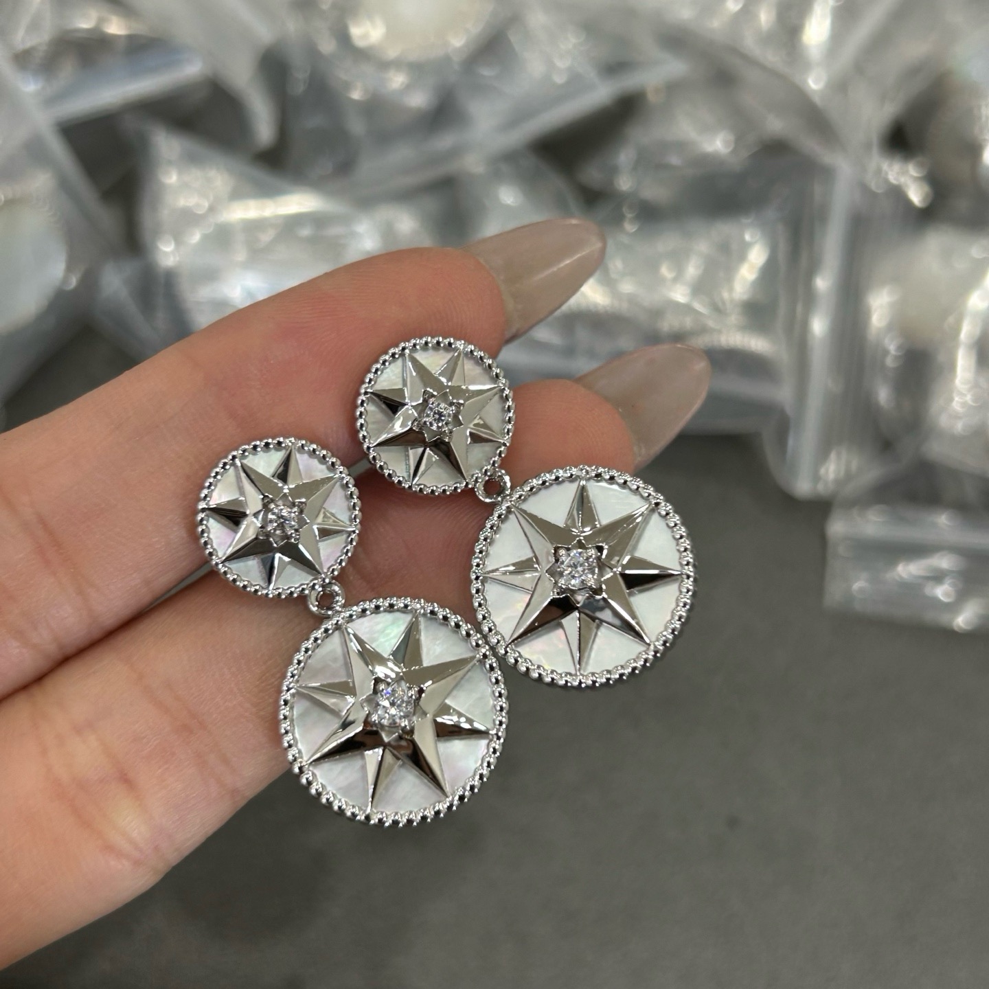 V金 迪奥二花罗盘耳环到货了 V金 迪奥二花罗盘耳环到货了