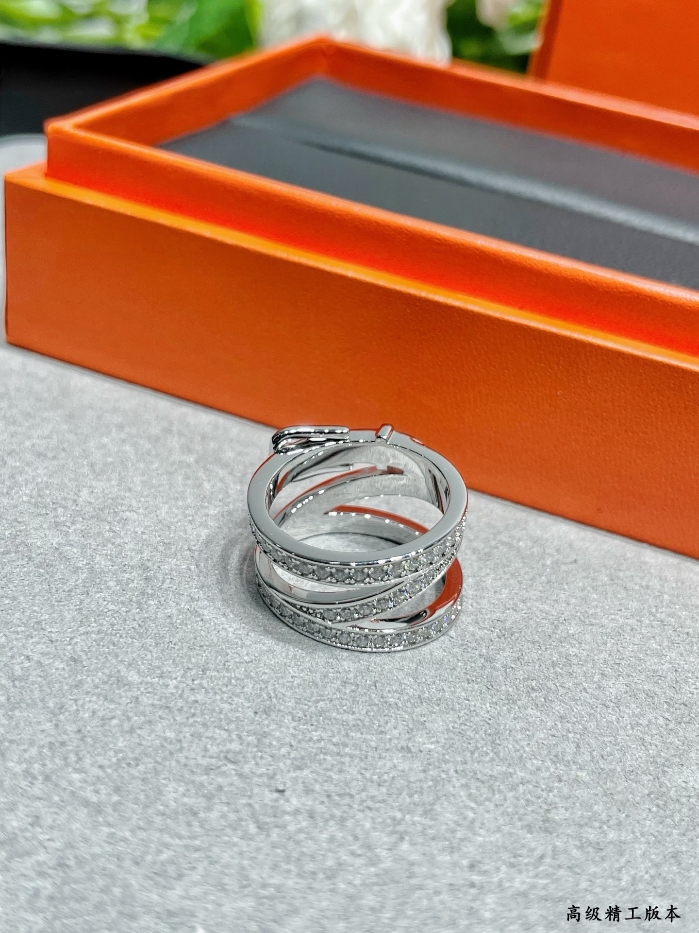 V金材质  码数：678。爱马仕三圈皮带扣满钻戒指💍高端定制 女神都爱🉑️1:1超精赞   各路女神 明星 同款 高端k