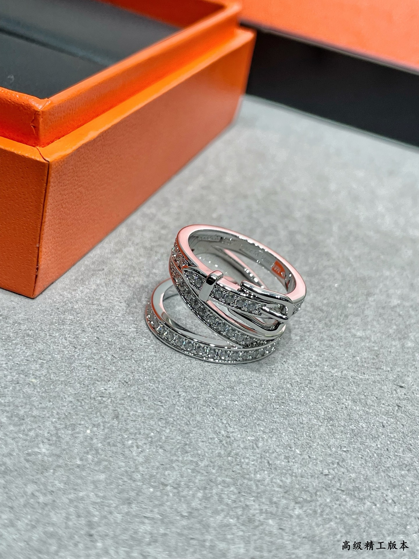 V金材质  码数：678。爱马仕三圈皮带扣满钻戒指💍高端定制 女神都爱🉑️1:1超精赞   各路女神 明星 同款 高端k