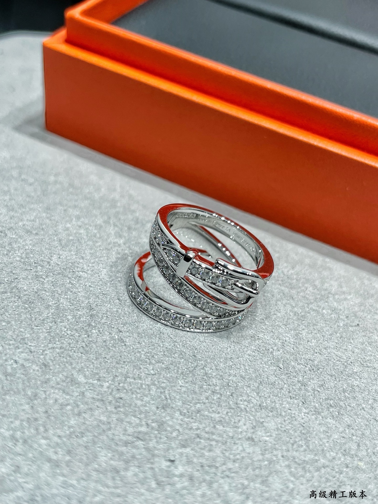 V金材质  码数：678。爱马仕三圈皮带扣满钻戒指💍高端定制 女神都爱🉑️1:1超精赞   各路女神 明星 同款 高端k