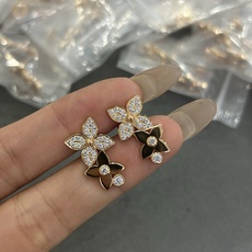 V金 lv二花光➕钻耳钉到货了 V金 lv二花光➕钻耳钉到货了