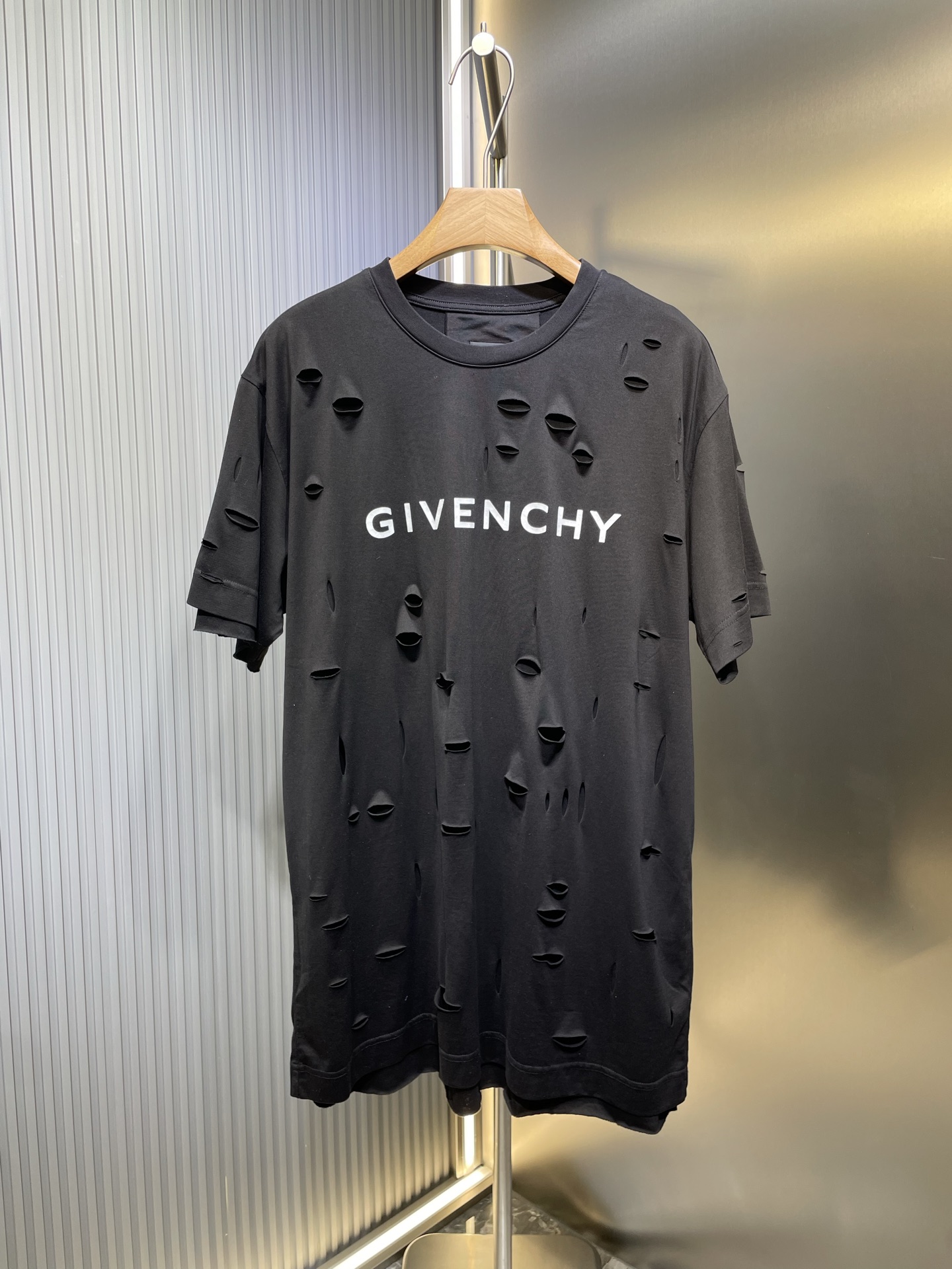 qLas mangas cortas rasgadas de doble capa de Givenchy están hechas de un material súper suave de doble capa de 50 hilos…