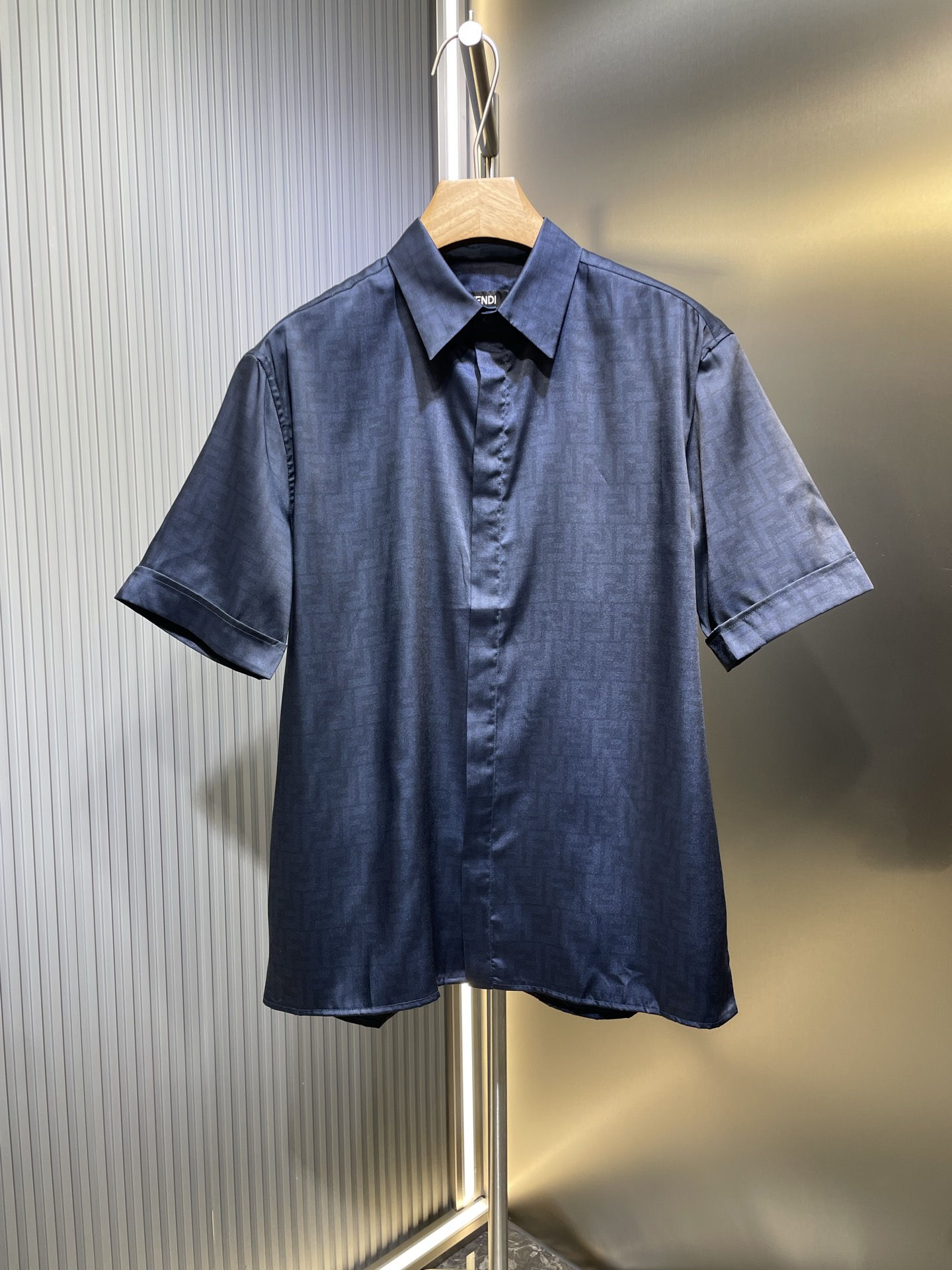 Camisa de manga corta Fendi de FF integral, tejido de lyocell personalizado, fino y suave, cómodo al tacto, con un tono…
