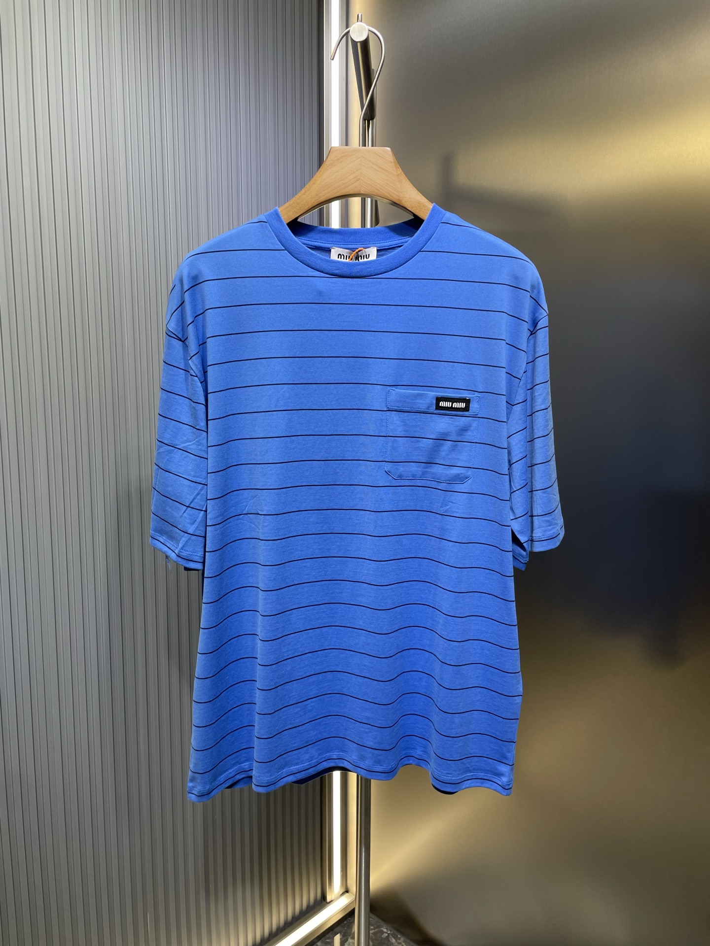 MiuMiu camiseta de manga corta a rayas con contraste de color, personalizada con algodón mercerizado de doble hilo, sua…