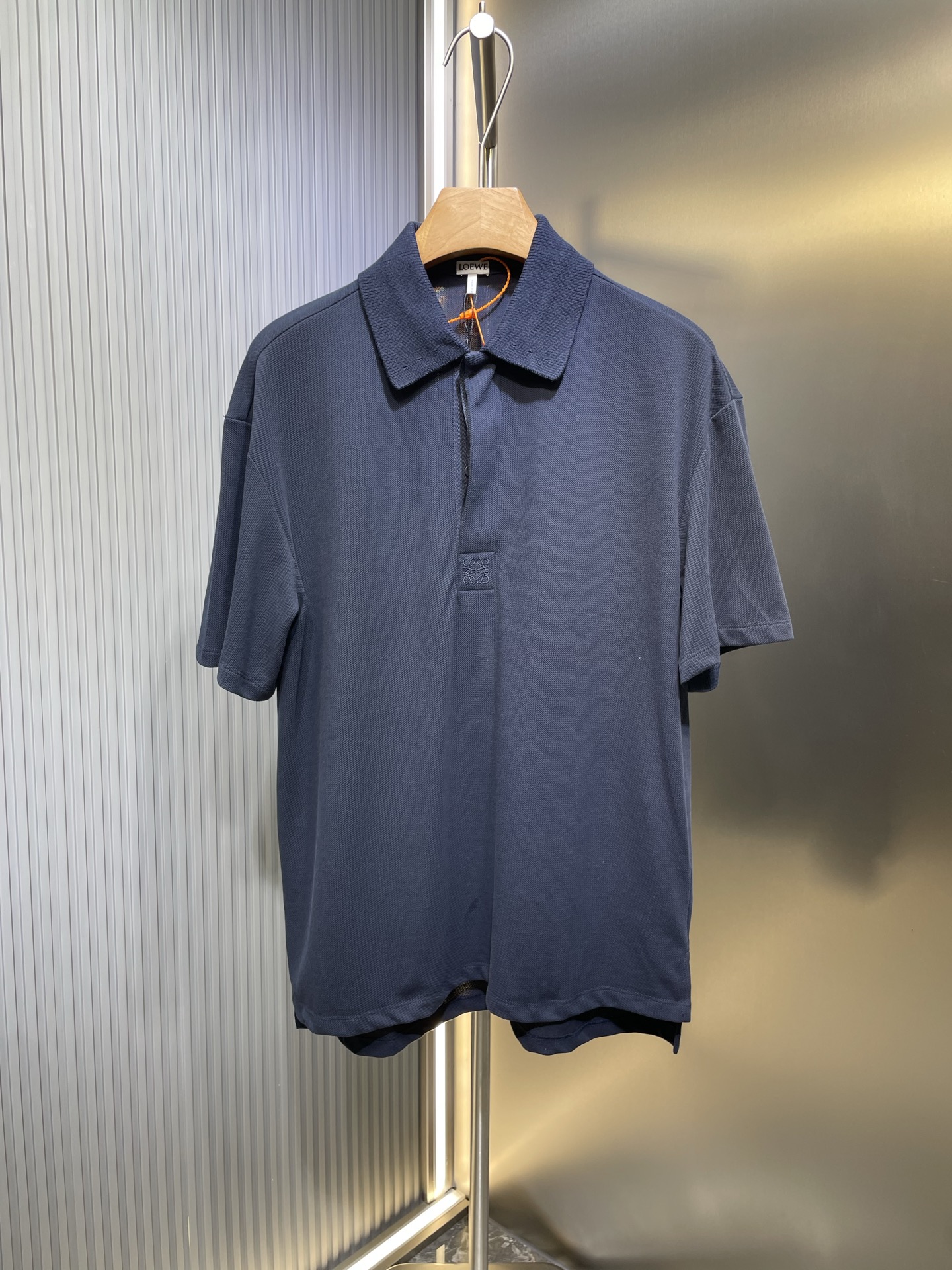 🅿️165 Loewe Polo de manga corta con logo bordado. Tejido de algodón peinado de doble calidad personalizado, textura ri…