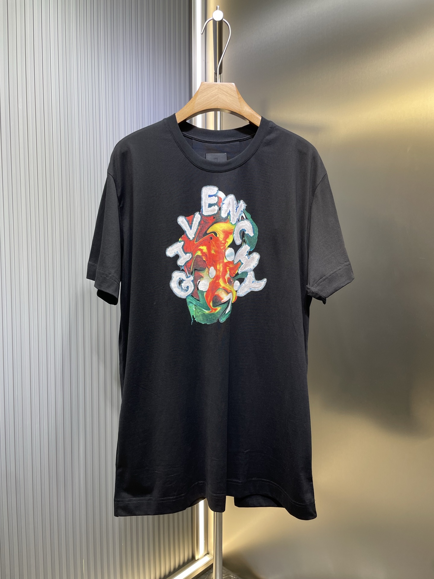 Las mangas cortas con estampado psicodélico de Givenchy están confeccionadas con 60 hebras dobles y canalé Solona 1*1. …