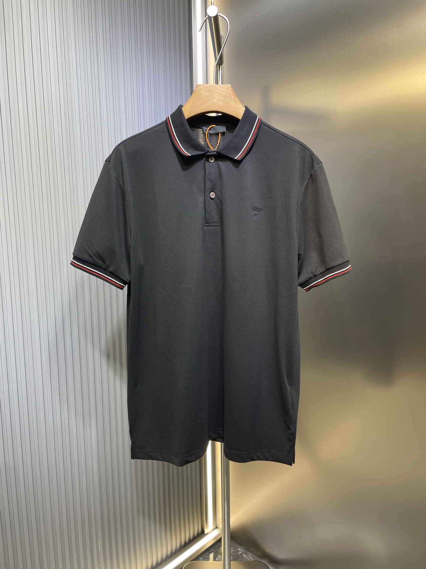 Polo con logo bordado de Prada. Tela nacarada Yaze personalizada. Transpirable y refrescante. Cómodo y cercano a la pie…