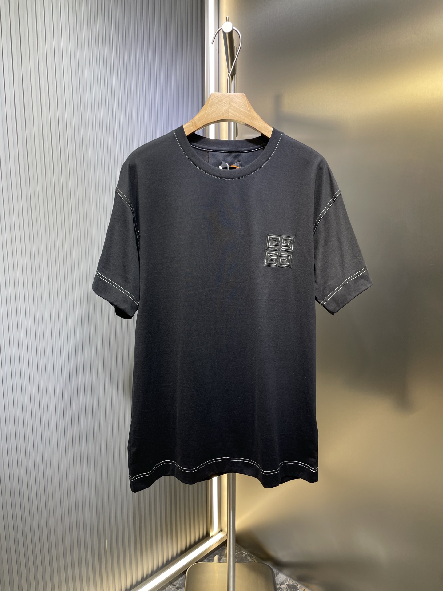 Manga corta con logo tridimensional de Givenchy 4G. Seda de algodón nueva doble mercerizada noble personalizada. Textur…