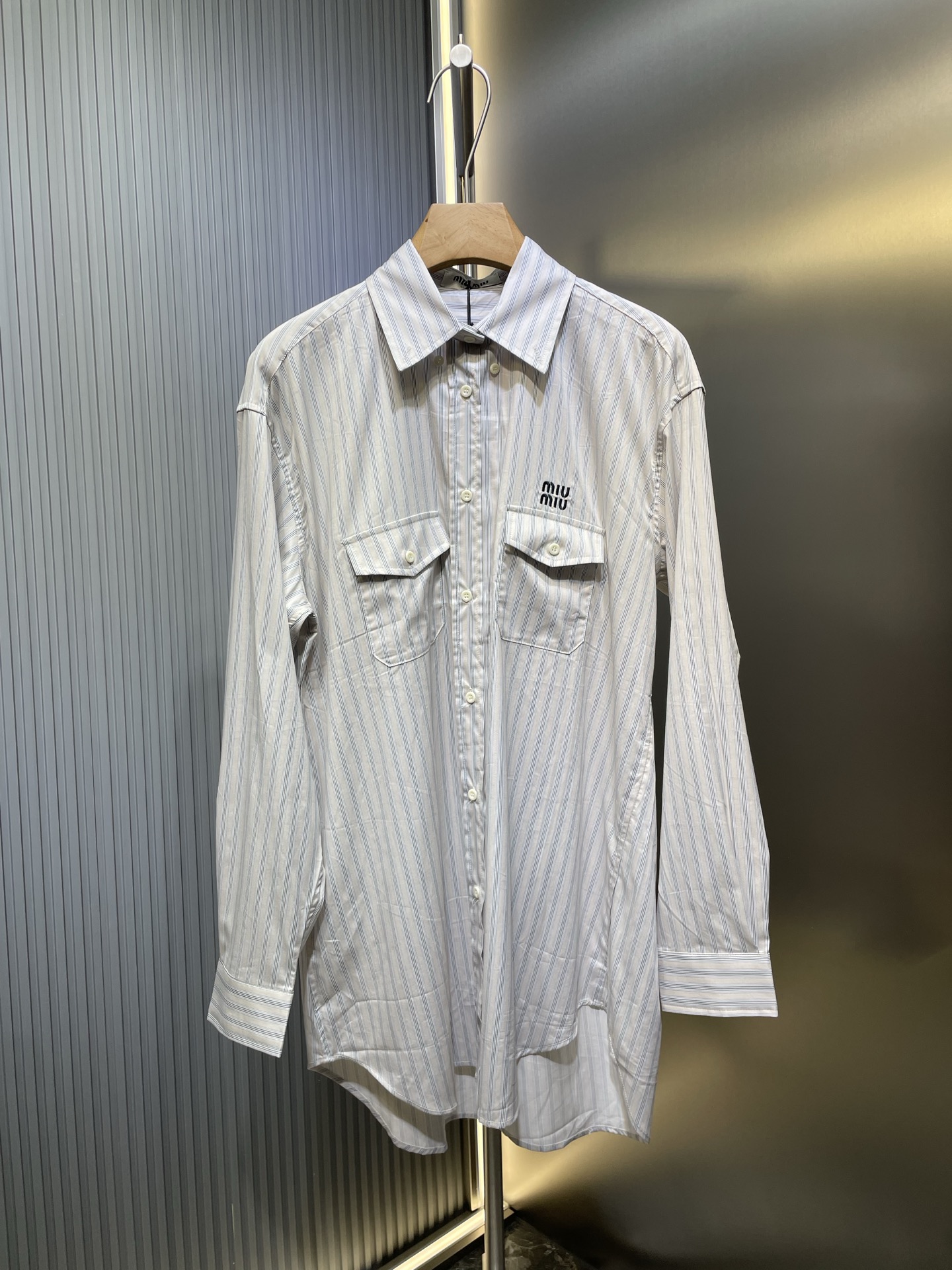 MU🔥 MU 24sS nueva camisa de algodón a rayas con bolsillo de solapa para primavera/verano, el nuevo diseño hace que las…
