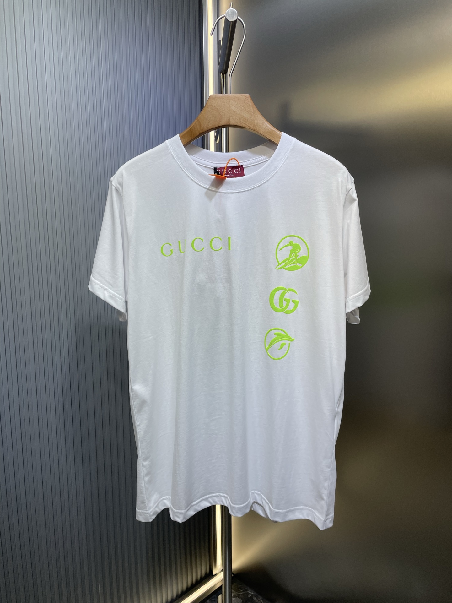 La nueva camiseta de gran tamaño Gucci 25ss está confeccionada con algodón de punto teñido en prenda, con el logo de Gu…