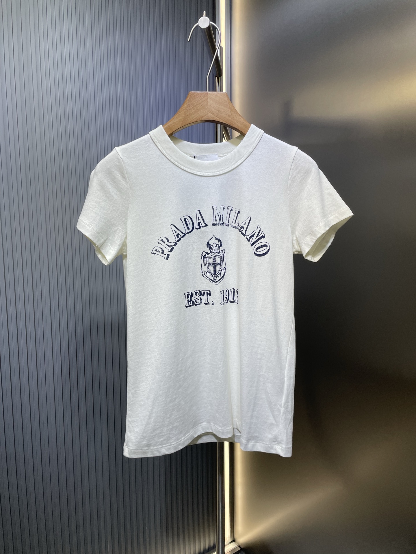 Prada 2025 última 🔺 camiseta de manga corta estampada de puro algodón. La tela es suave y cómoda, con una nueva inspir…