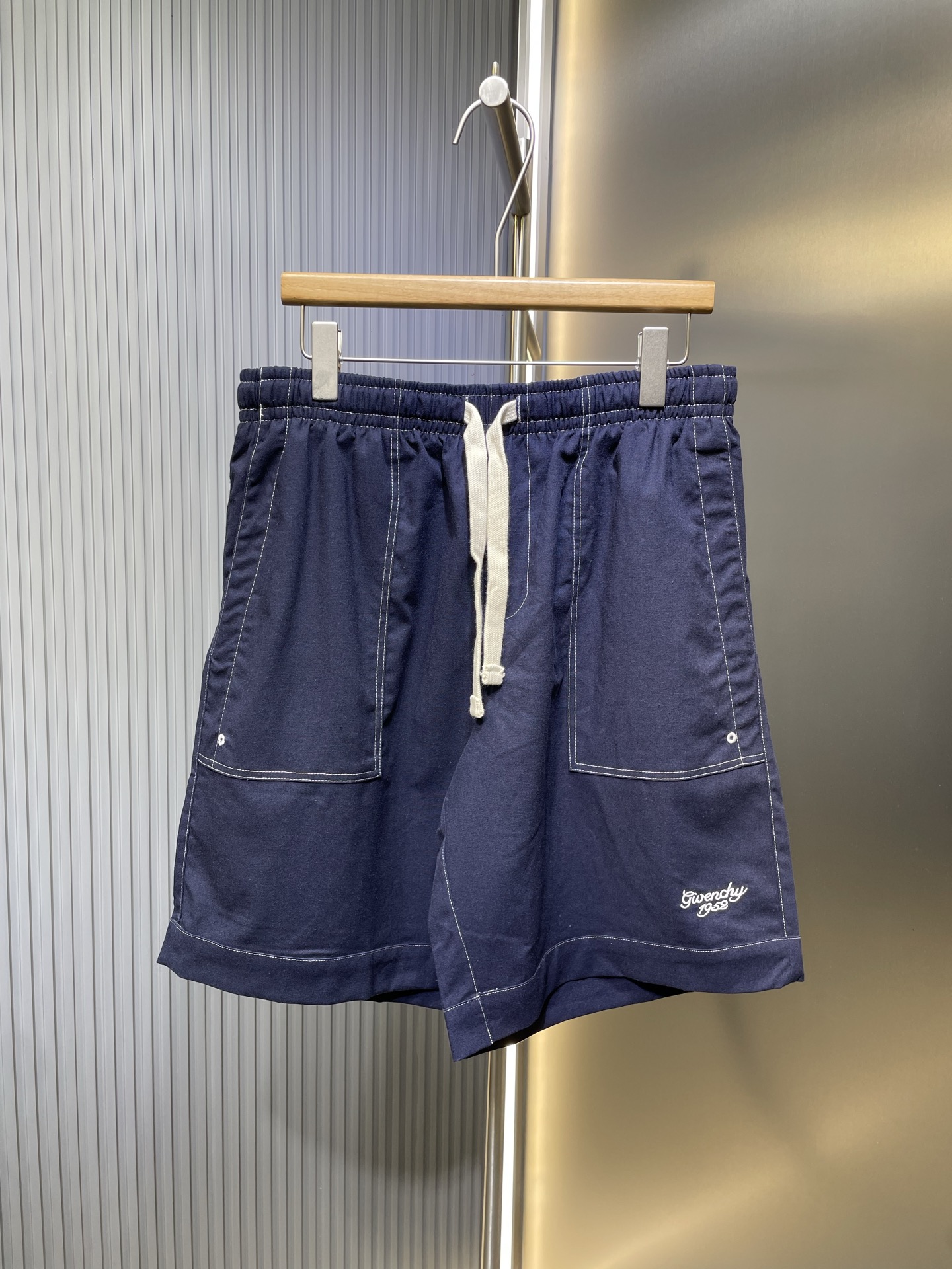 Pantalones cortos bordados de lino denim de Givenchy, lino hecho a medida, tejido transpirable, transpirable y refresca…