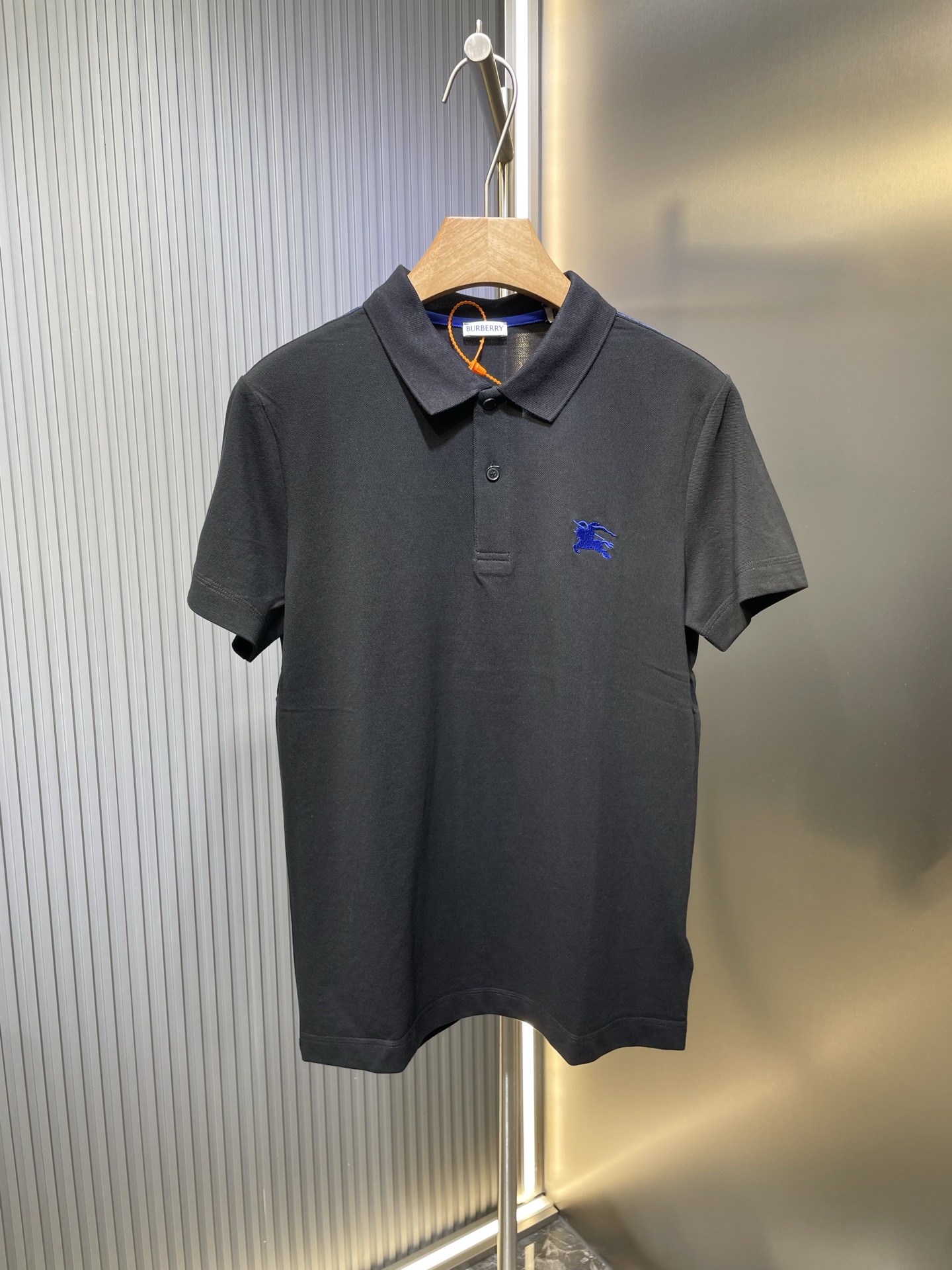 ¡El polo de manga corta de algodón piqué bordado con caballo de guerra con microetiqueta BUR es imprescindible para tod…