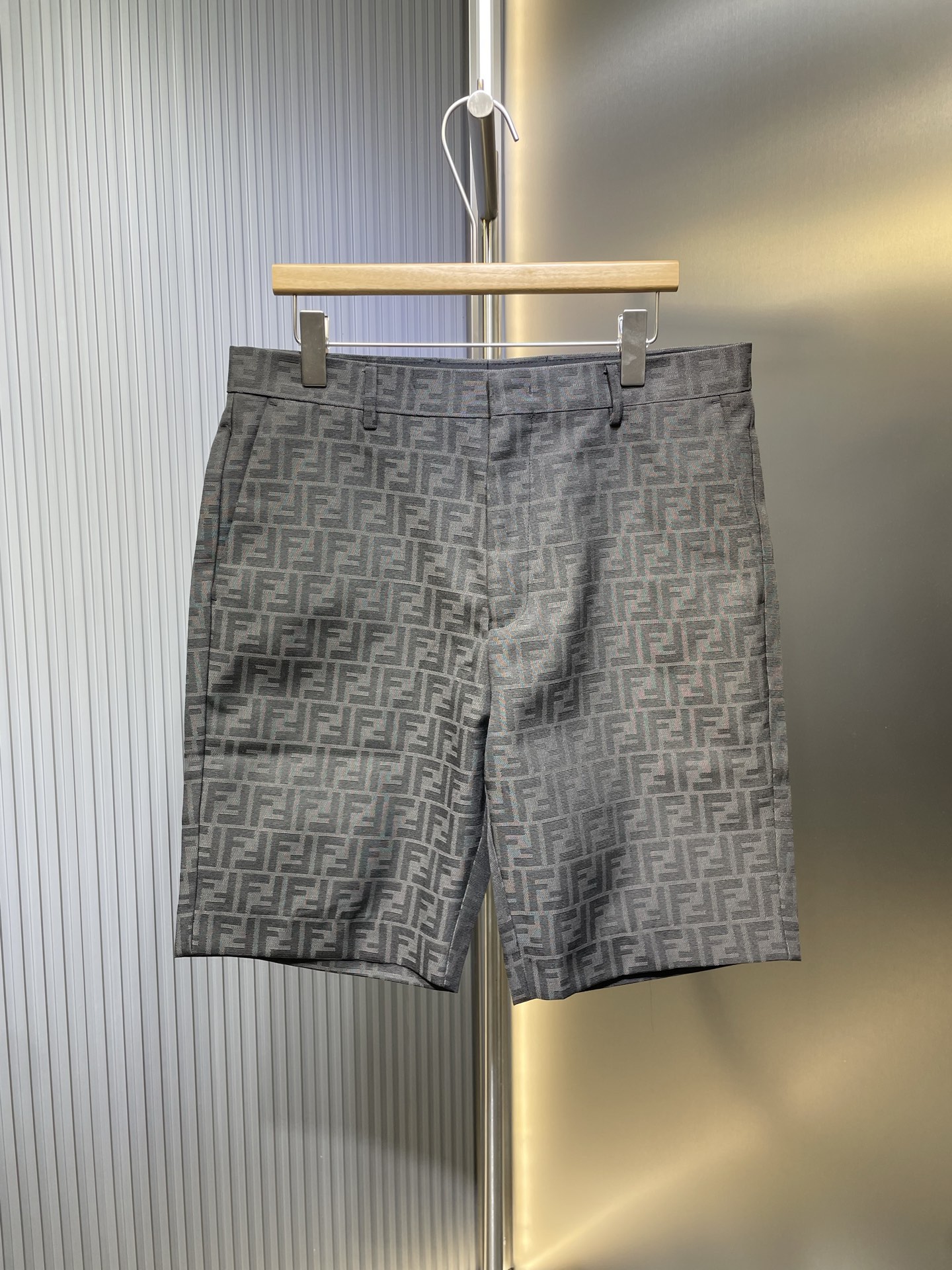 Pantalones cortos Fendi con estampado integral FF, tela jacquard de tejido personalizado y teñido, con un proceso de me…
