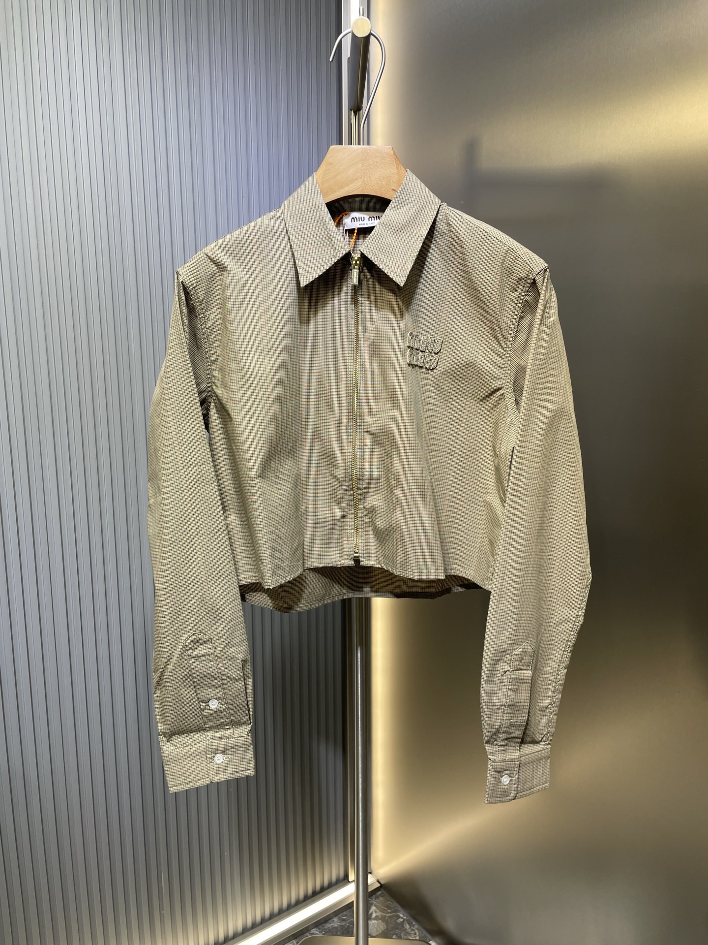 Miumi* 25Ss nueva camisa de cuadros retro con cuello solapa y cremallera para primavera temprana. ¡Desarrollo original!…