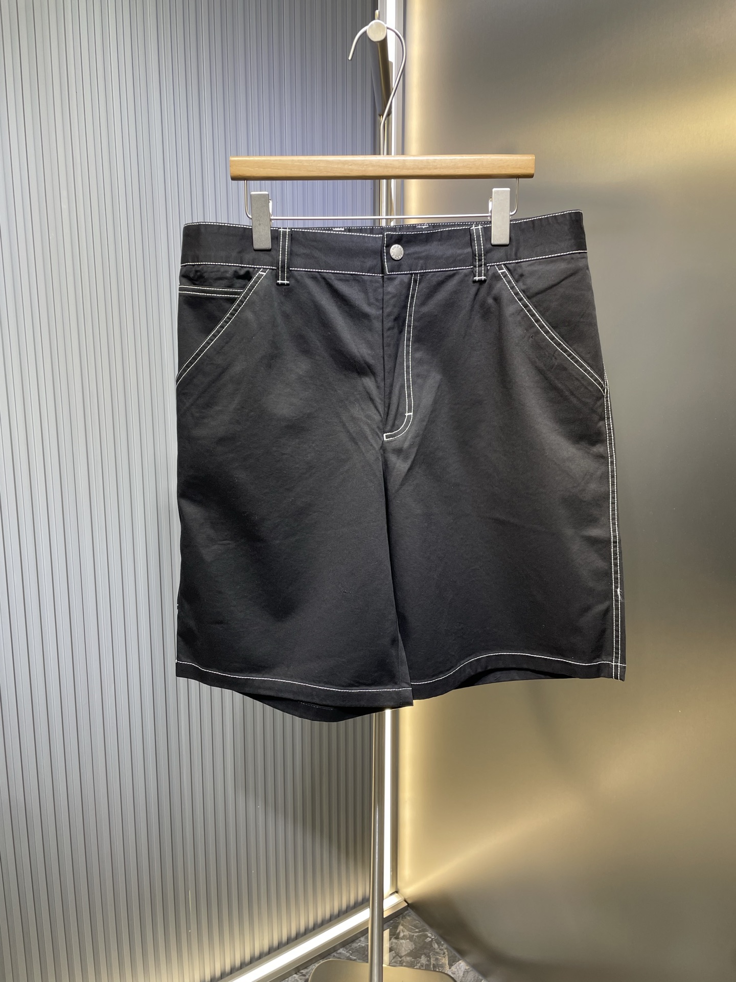 Pantalones cortos de trabajo con logo triangular de Prada, tejido de lana de algodón negro reactivo de sarga de alta de…