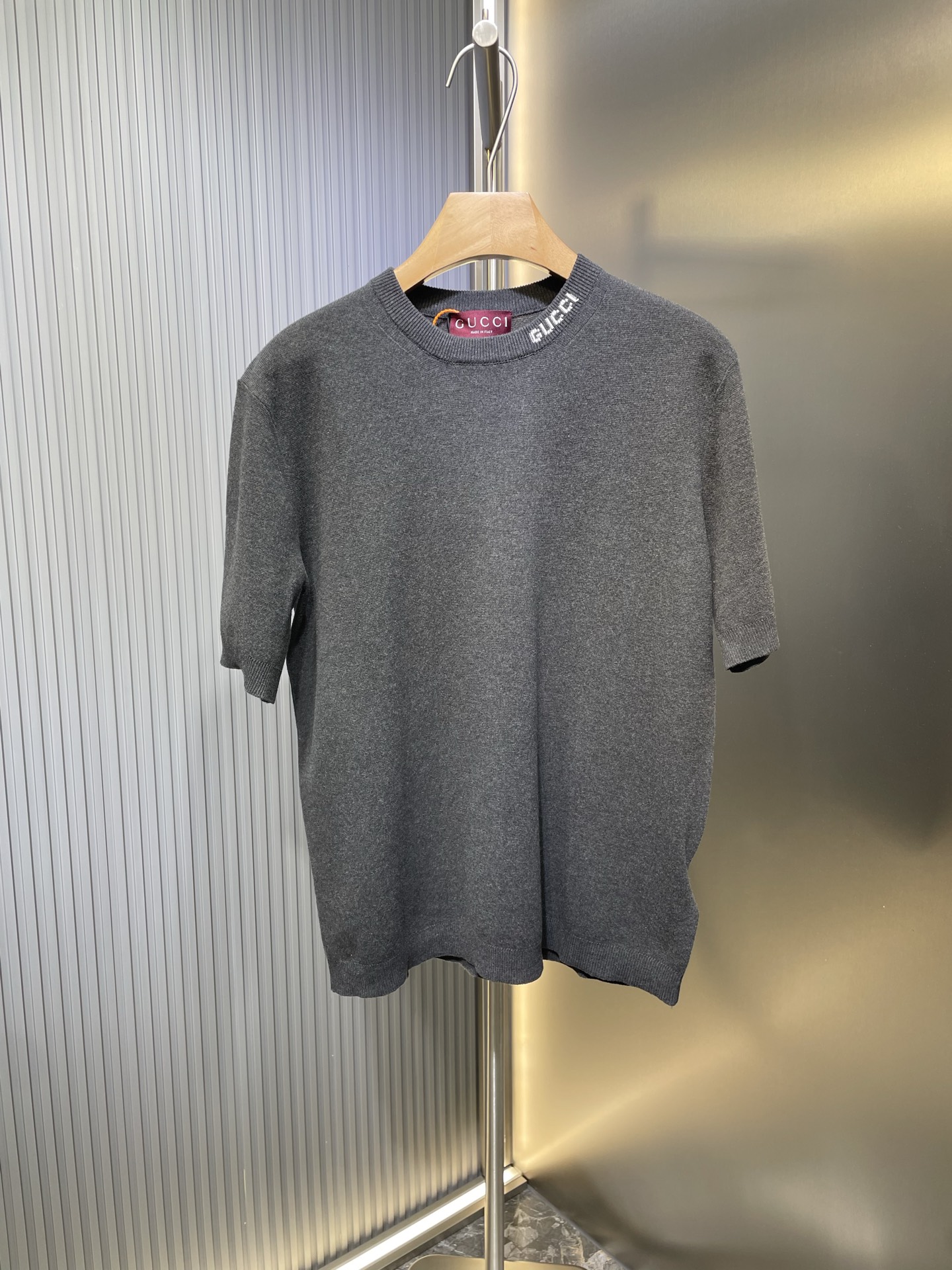 Gucci Camiseta de manga corta de punto con intarsia. Tejido de algodón y viscosa de alta torsión, textura excelente, có…