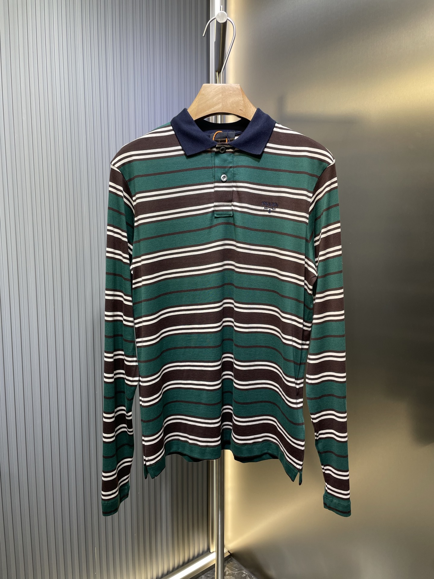 Polo Prada de manga larga a rayas. Material a rayas exclusivo de doble hebra de 60 hilos de precisión personalizado. De…