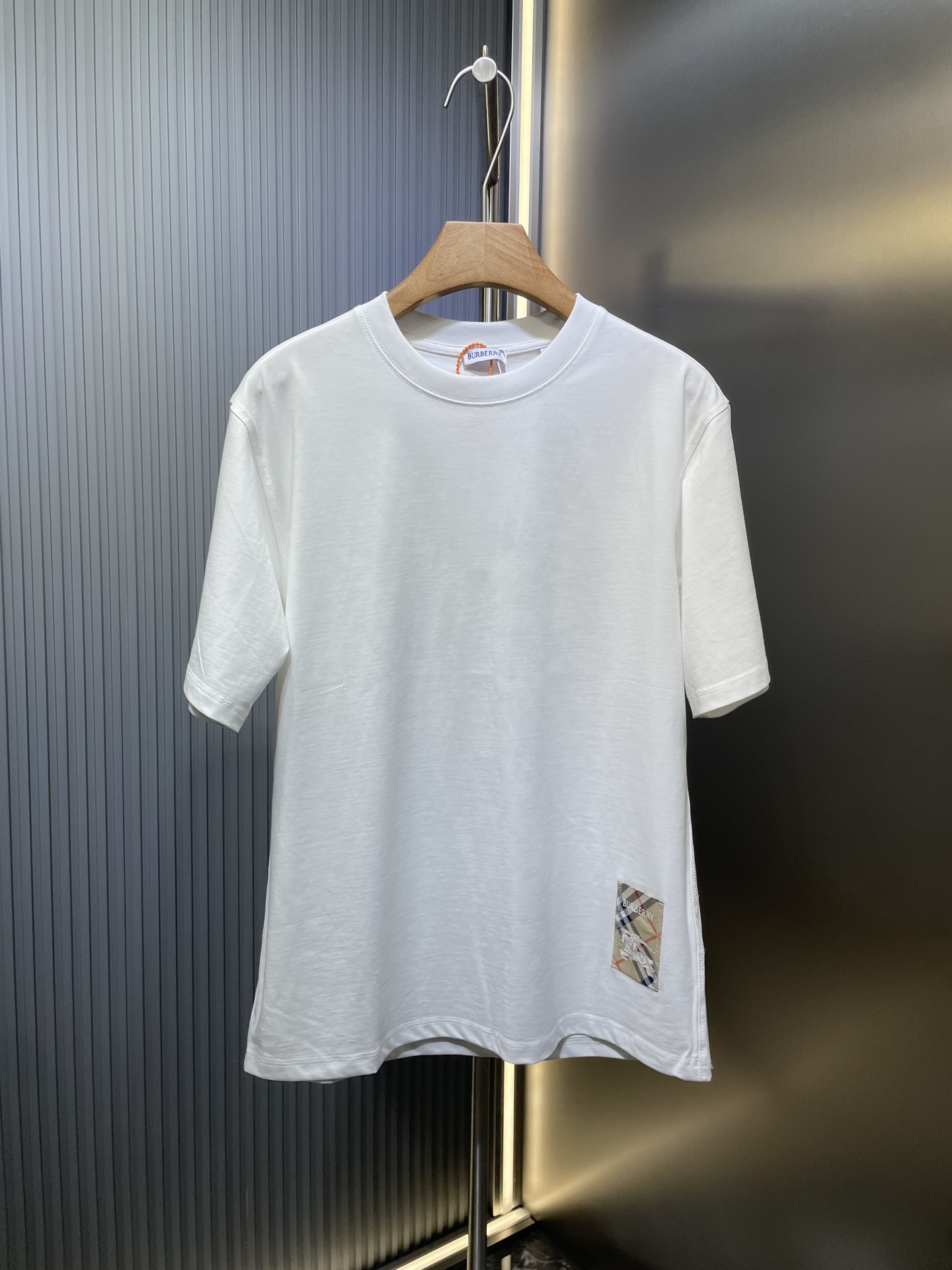 𝗕𝗨𝗥𝗕𝗘𝗥𝗥𝗬 La camiseta de manga corta bordada con cuello redondo de Burberry y placa con el logo resalta el encan…