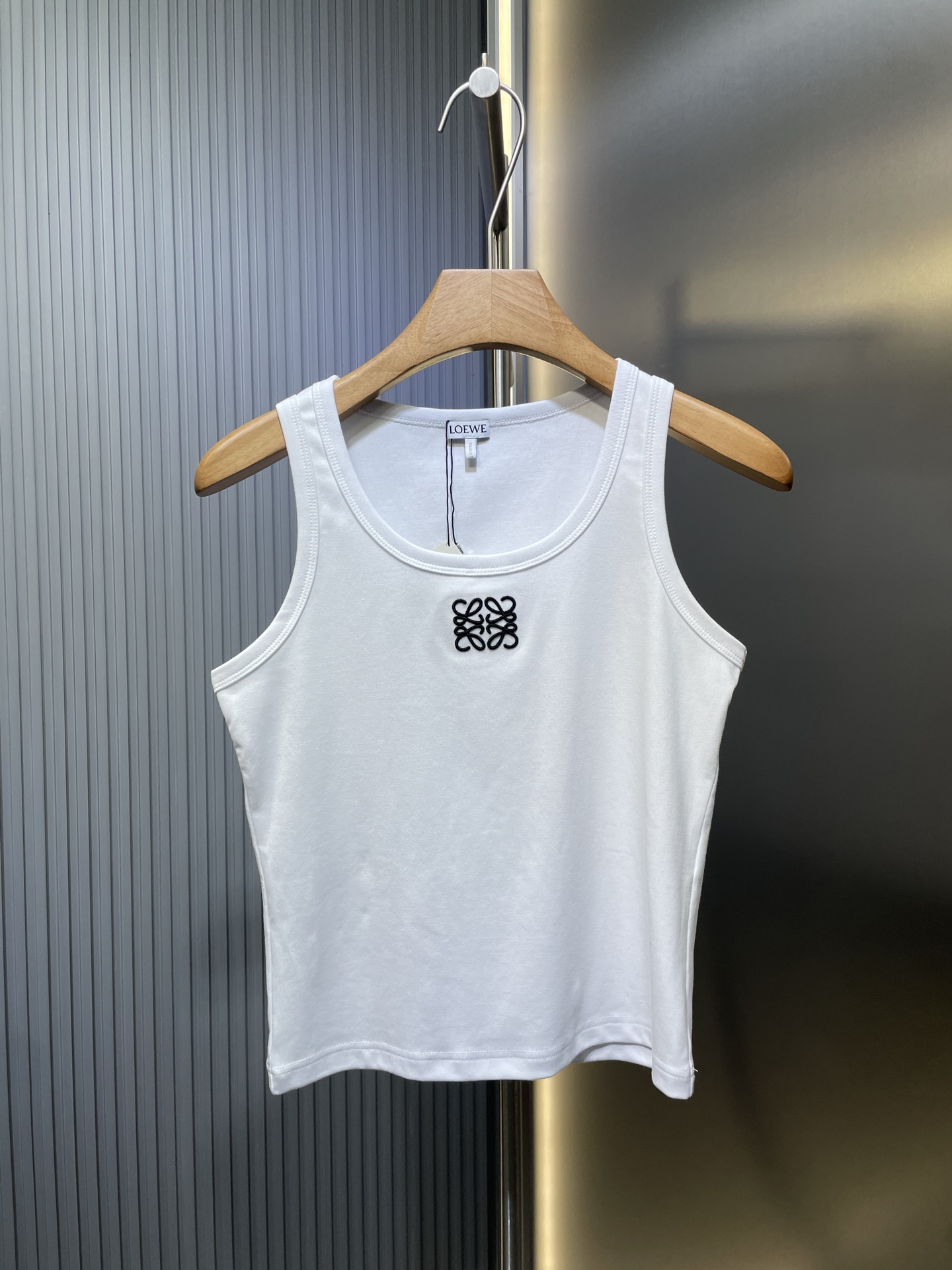 🅿️100 LOEWE 25SS chaleco de cuello redondo bajo con micro logo metálico. Ya sea como capa interior o exterior, cada añ…