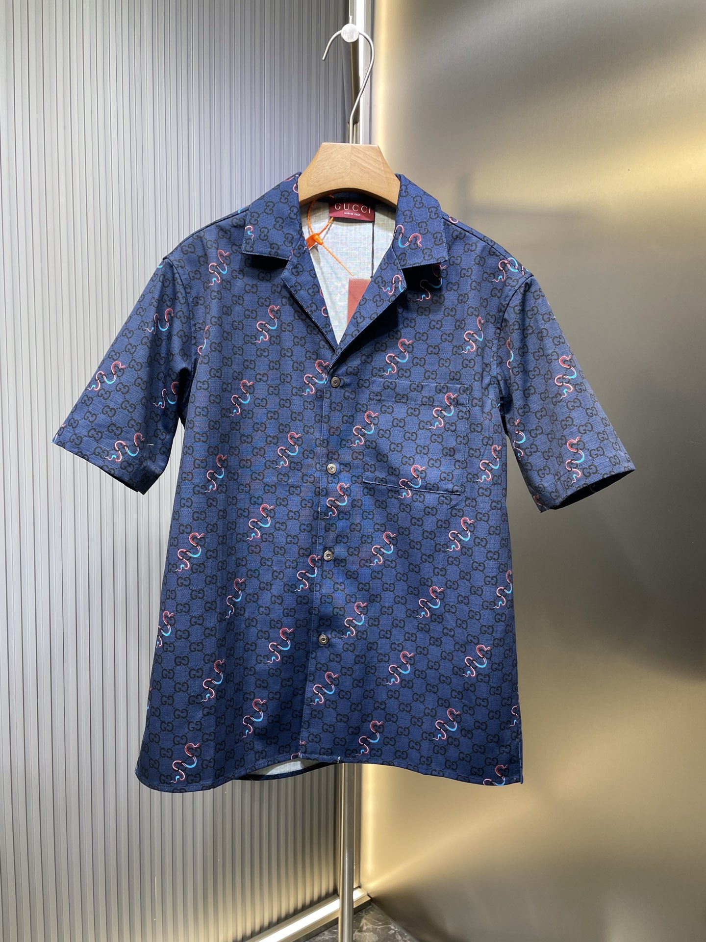 Gucci Gucci 25 nueva colección de Año Nuevo Chino: conjunto de camisa corta con estampado de serpiente. El motivo de la…