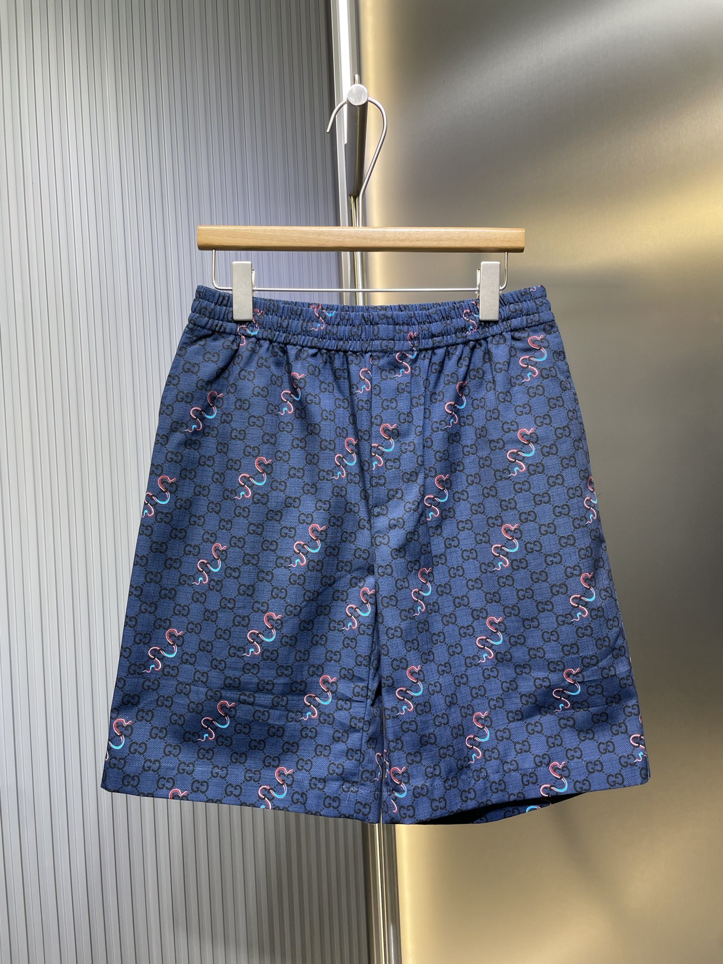 Gucci Gucci 25 nueva colección de Año Nuevo Chino: conjunto de pantalones cortos con estampado de serpiente. El motivo …