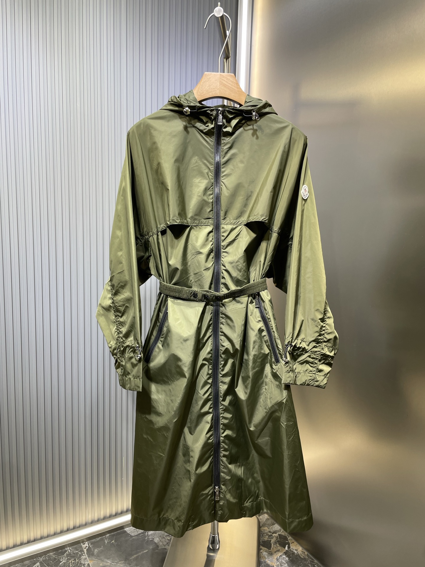 Abrigo de mujer Moncler con capucha, color liso, casual, simple, gabardina ligera, ¡modelo principal! ¡La gabardina lar…