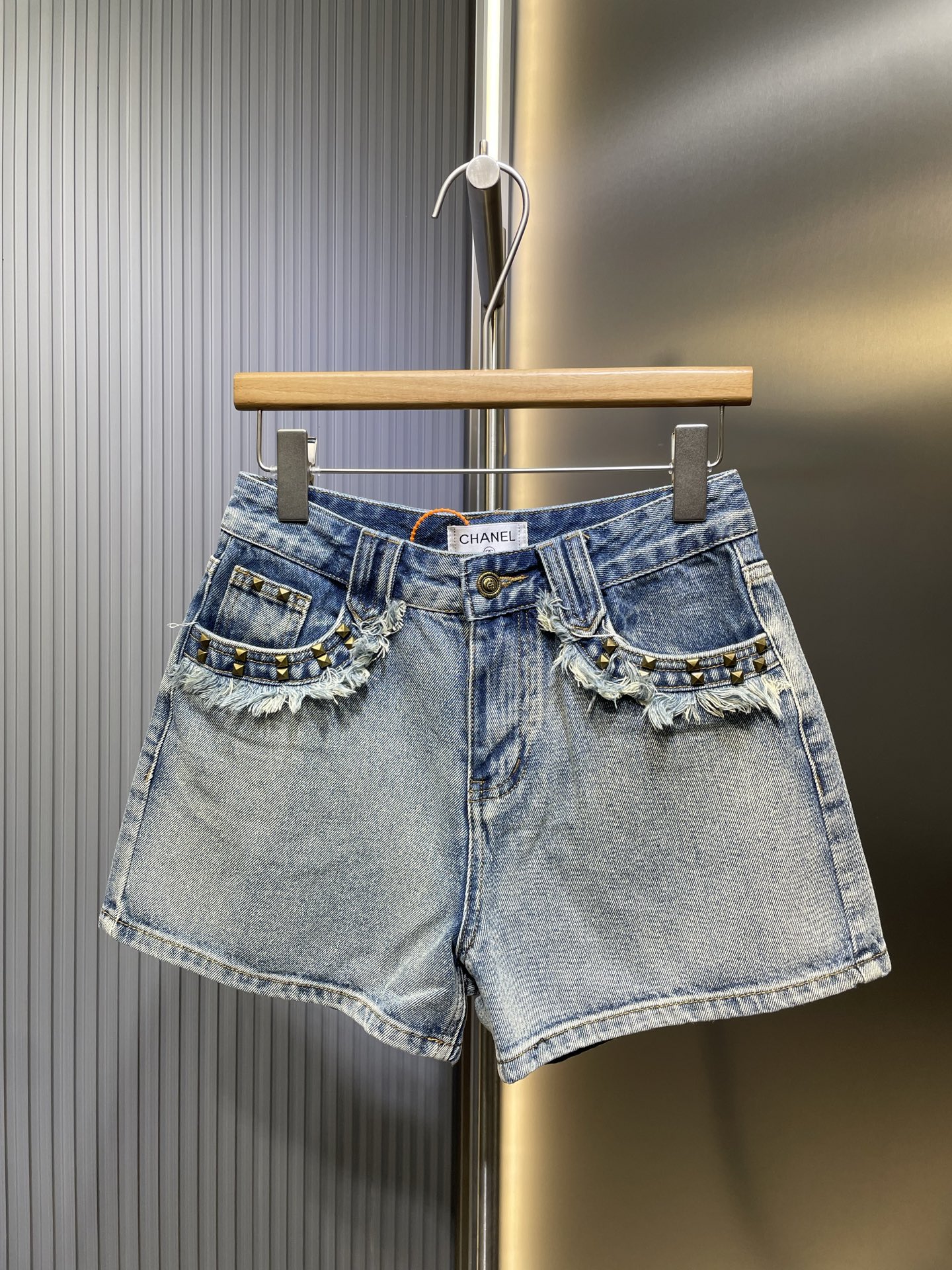 CH estilo Chanel 2025 primavera temprana nuevos pantalones cortos de mezclilla con bolsillos, tachuelas y fle…