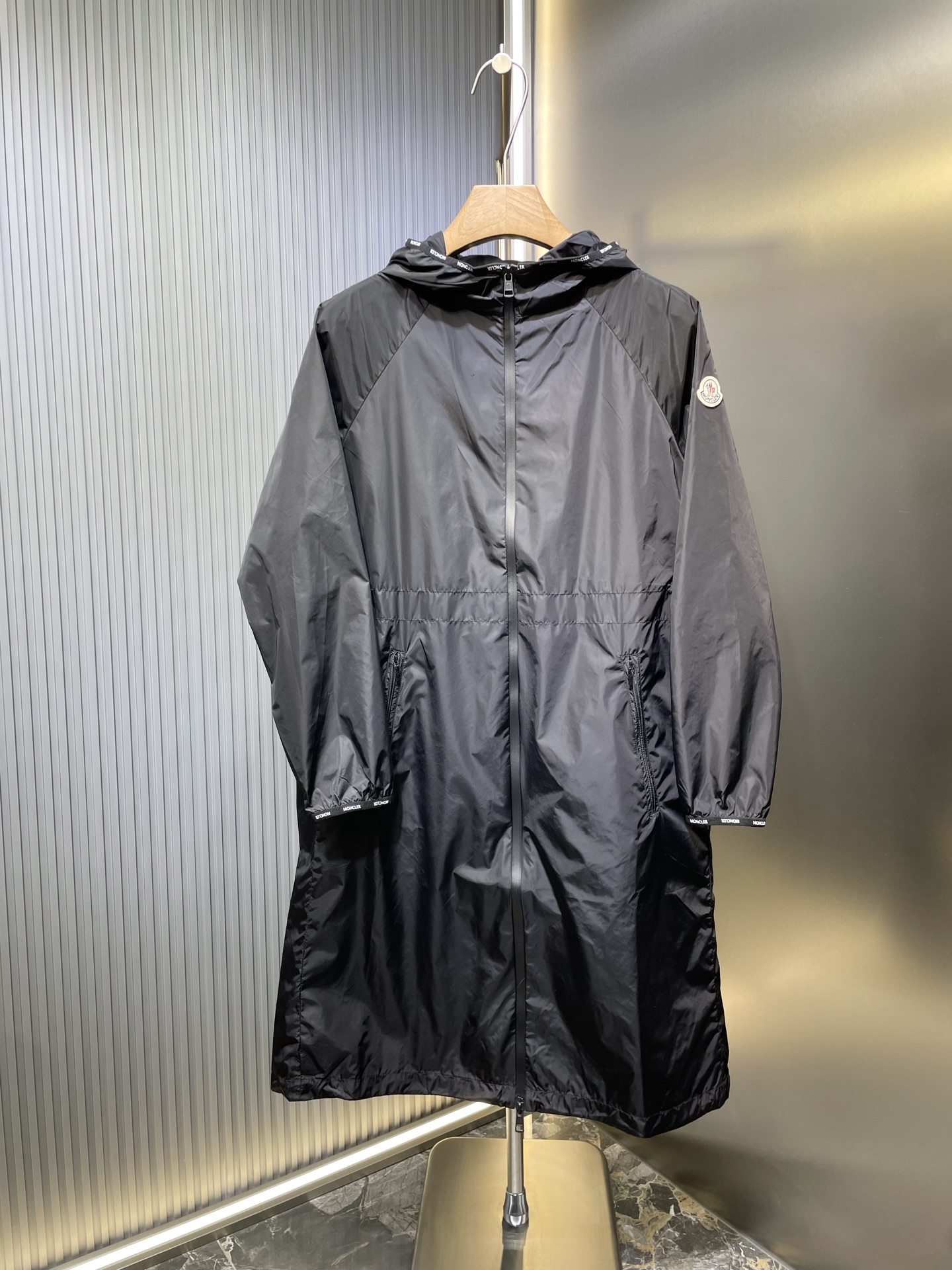 【Moncler】Trench coat Moncler, fotos reales del lote grande #Nuevo estilo de abrigo largo con capucha para mujer, logoti…