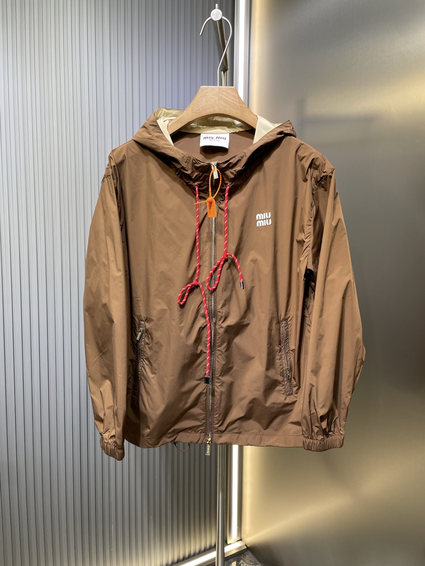 Trench-coat à capuche avec lettres miu25 début de printemps, polyvalent et flatteur, tissu personnalisé léger, respiran…