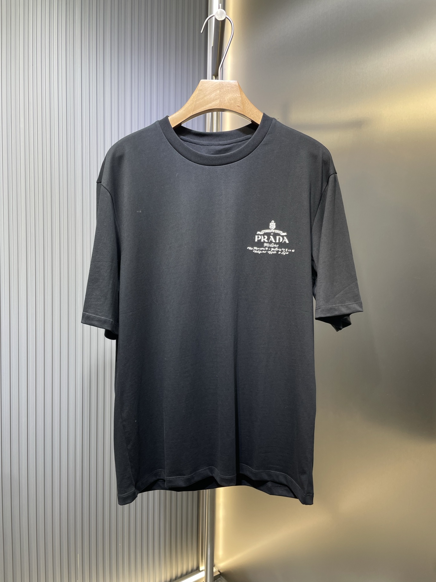 ¡PRADA 25SS nueva camiseta de verano de manga corta con cuello redondo! ¡La sensación y la textura son perfectas! ¡Ajus…