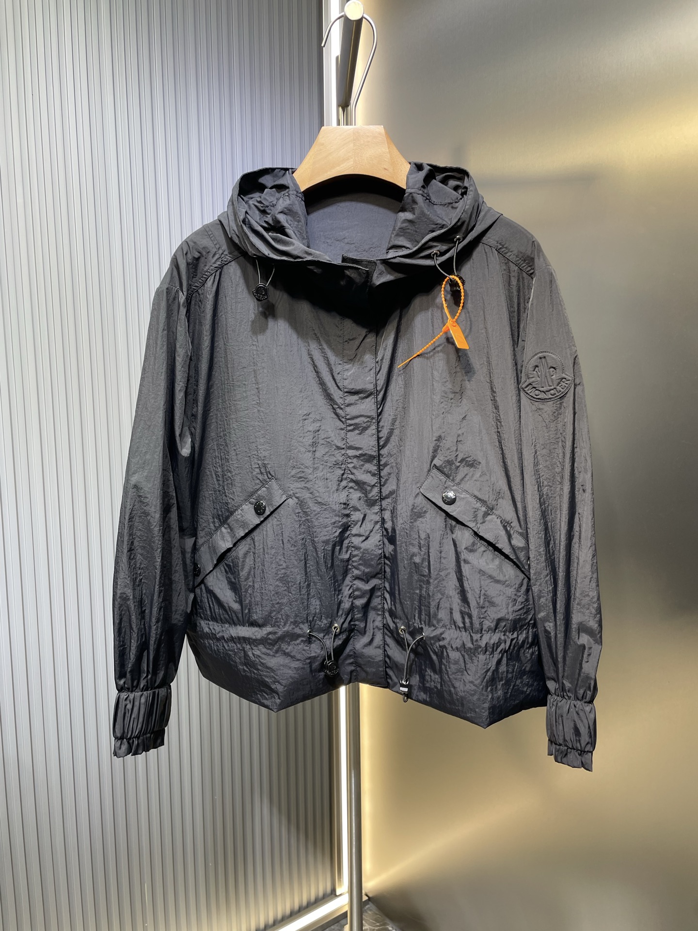（Versión alta, hardware con logo abierto en tienda）【MONER】Trench coat de protección solar de la colección 25SS de Moncl…