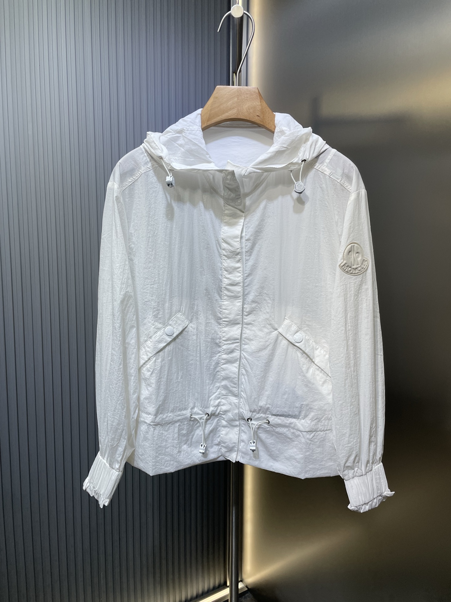 （Versión alta, hardware con logo abierto en tienda）【MONER】Trench coat de protección solar de la colección 25SS de Moncl…