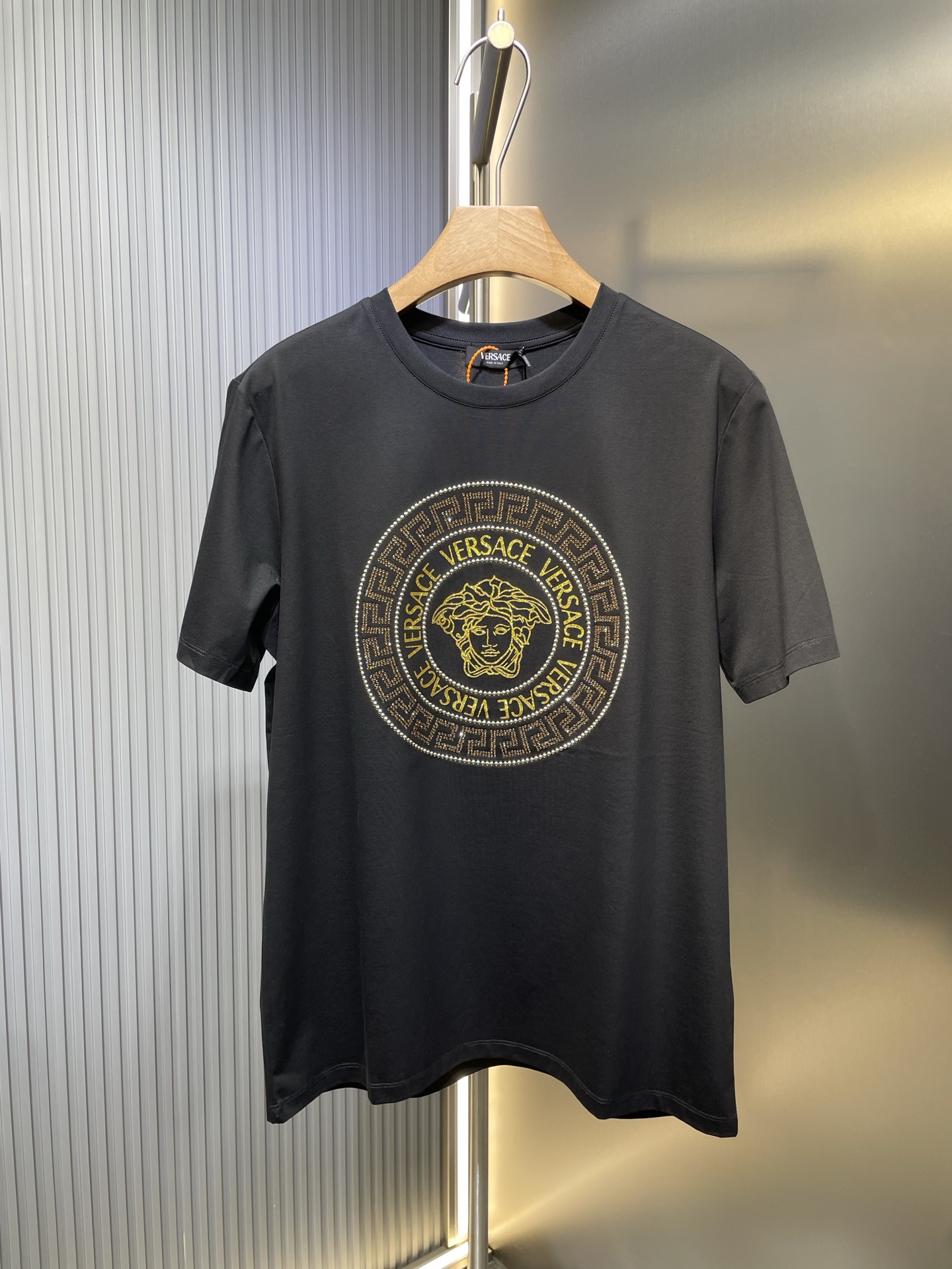 Versace (Versace), camiseta de manga corta de la nueva colección de primavera/verano 25ss con bordado de Medusa y crist…