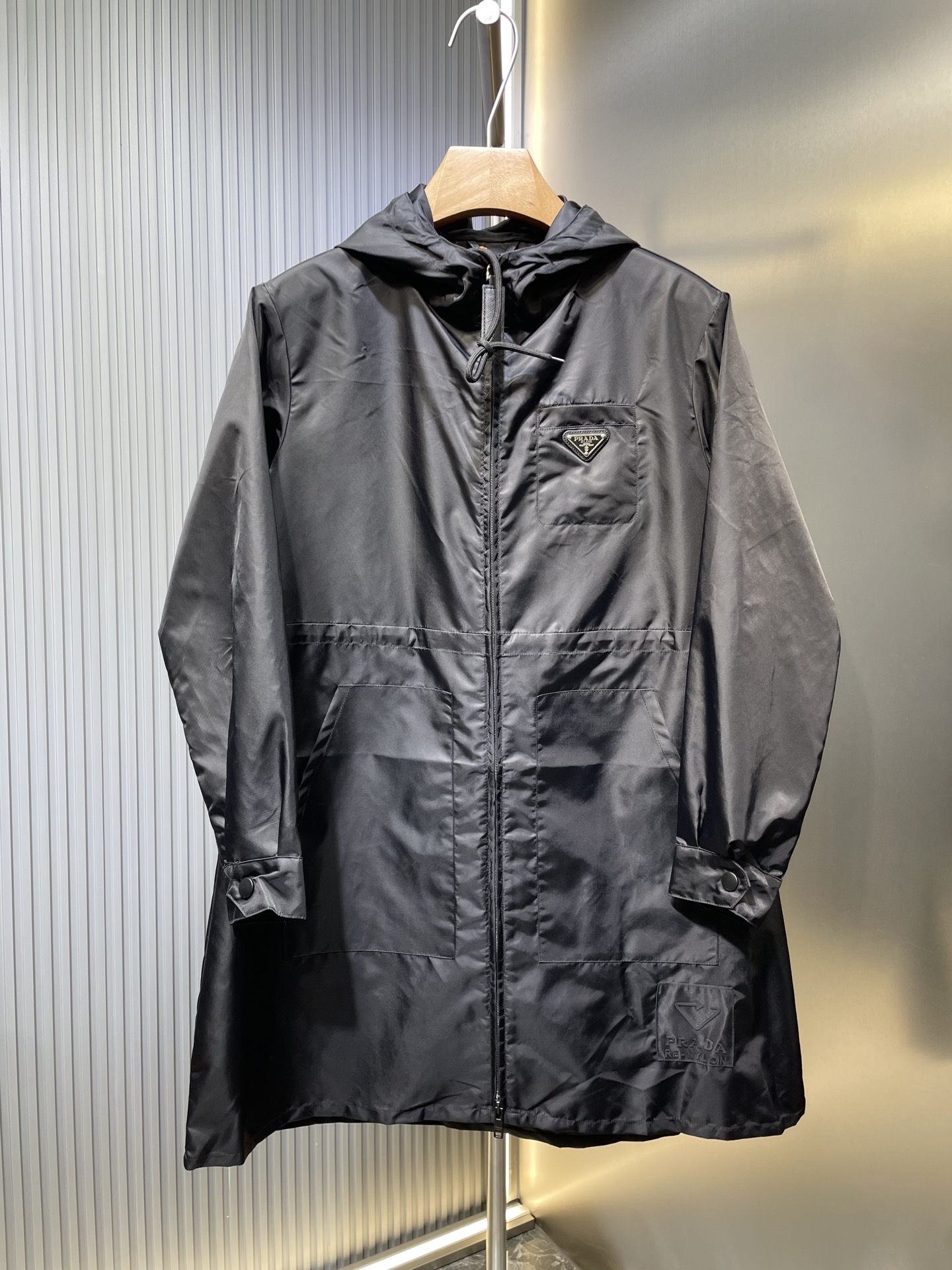 🌟¡Chaqueta y cortavientos pr*da de calidad original nueva de principios de primavera! Accesorios de hardware personali…