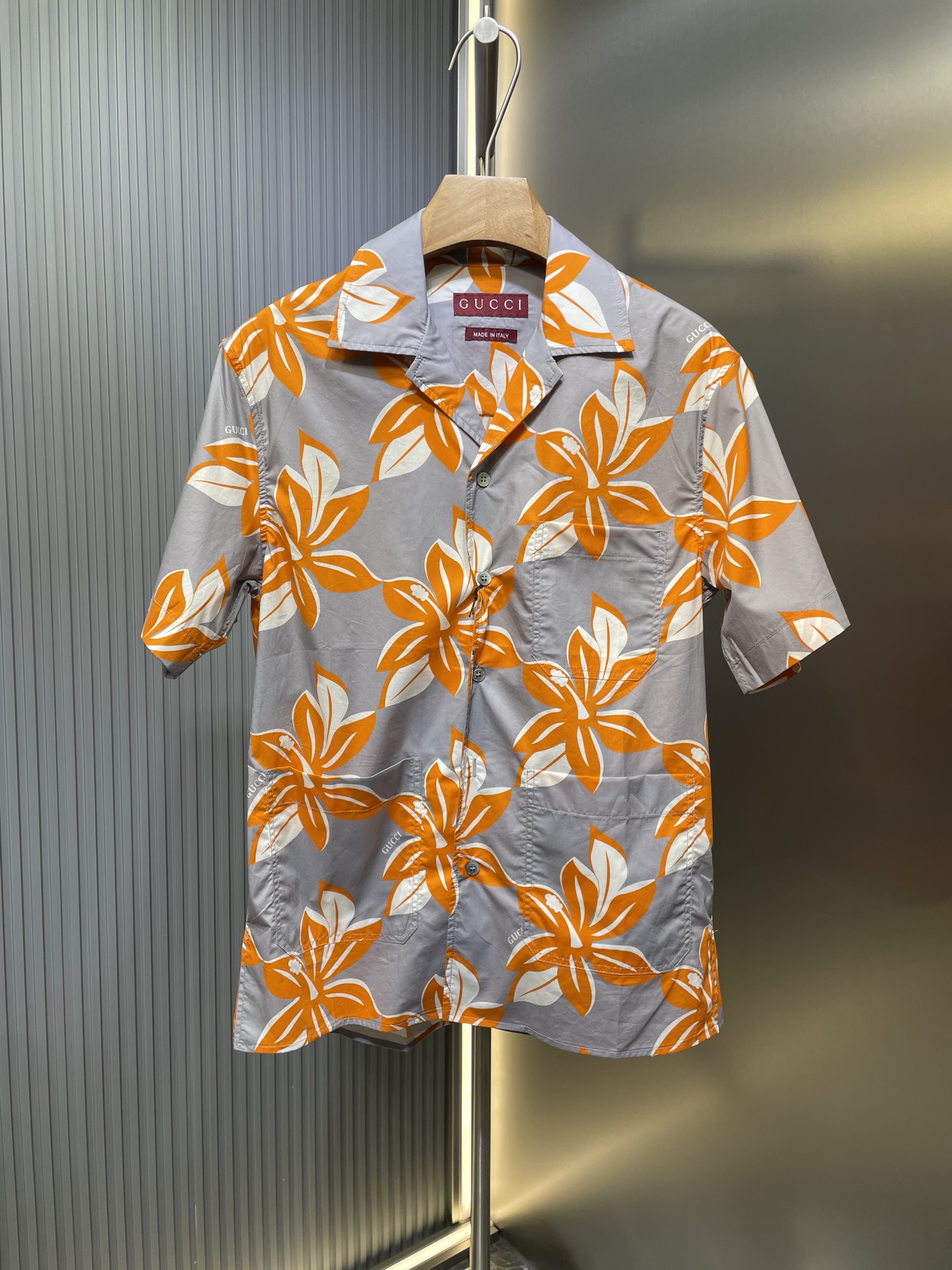 🌟gucci Camisa corta de hibisco naranja. Tallas: s-xl. En la colección de primavera-verano 2025, esta camisa presenta u…