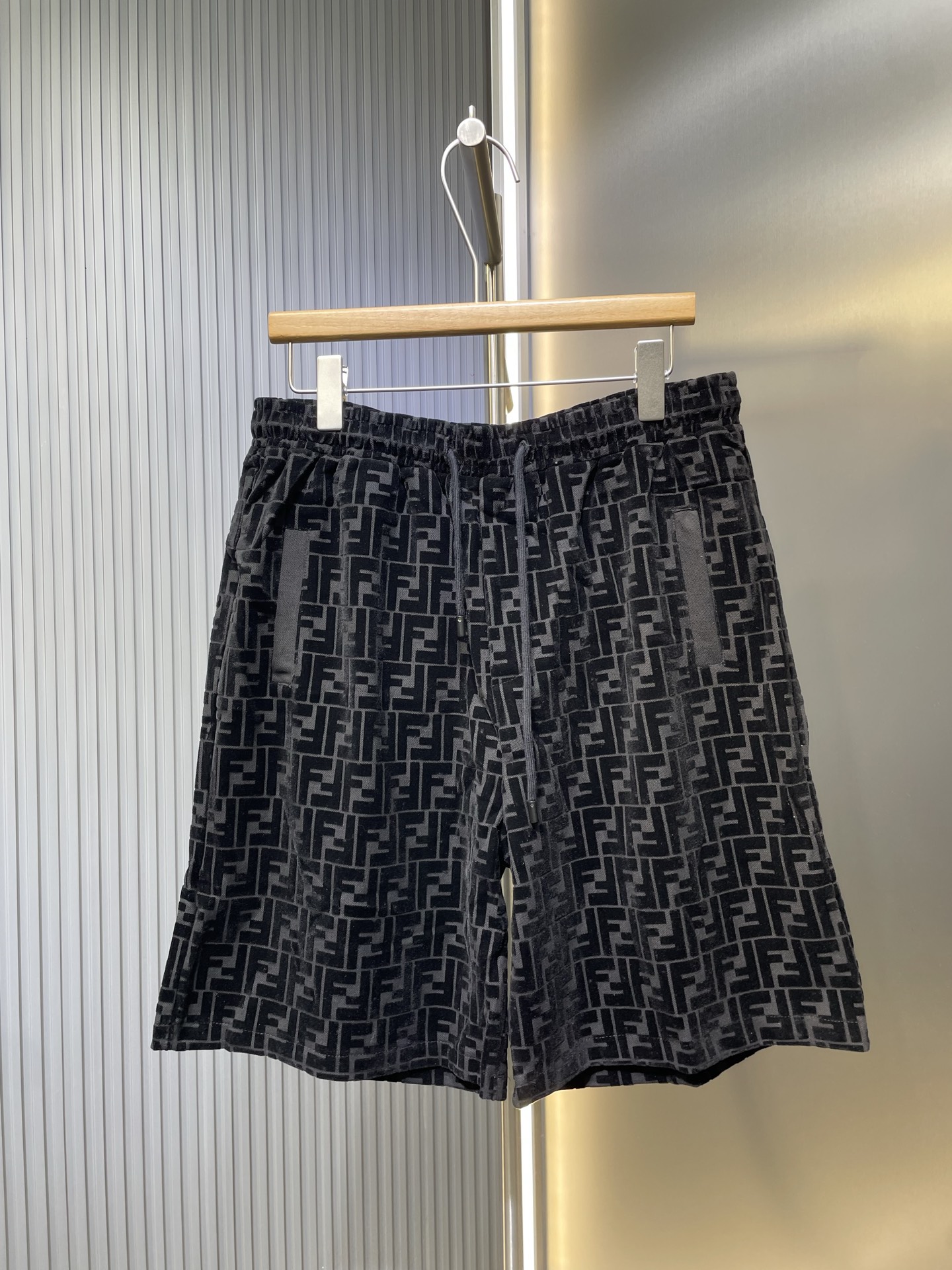 🌟Fendi Pantalones cortos negros de terciopelo, algodón satinado de doble piqué personalizado, textura excele…