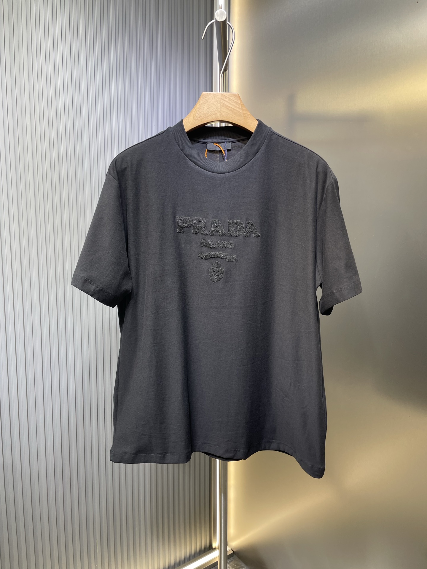 Prada 🌟【Réplica superior】Mangas cortas bordadas en felpa. Satén denso de doble tejido personalizado. Excelente textura…