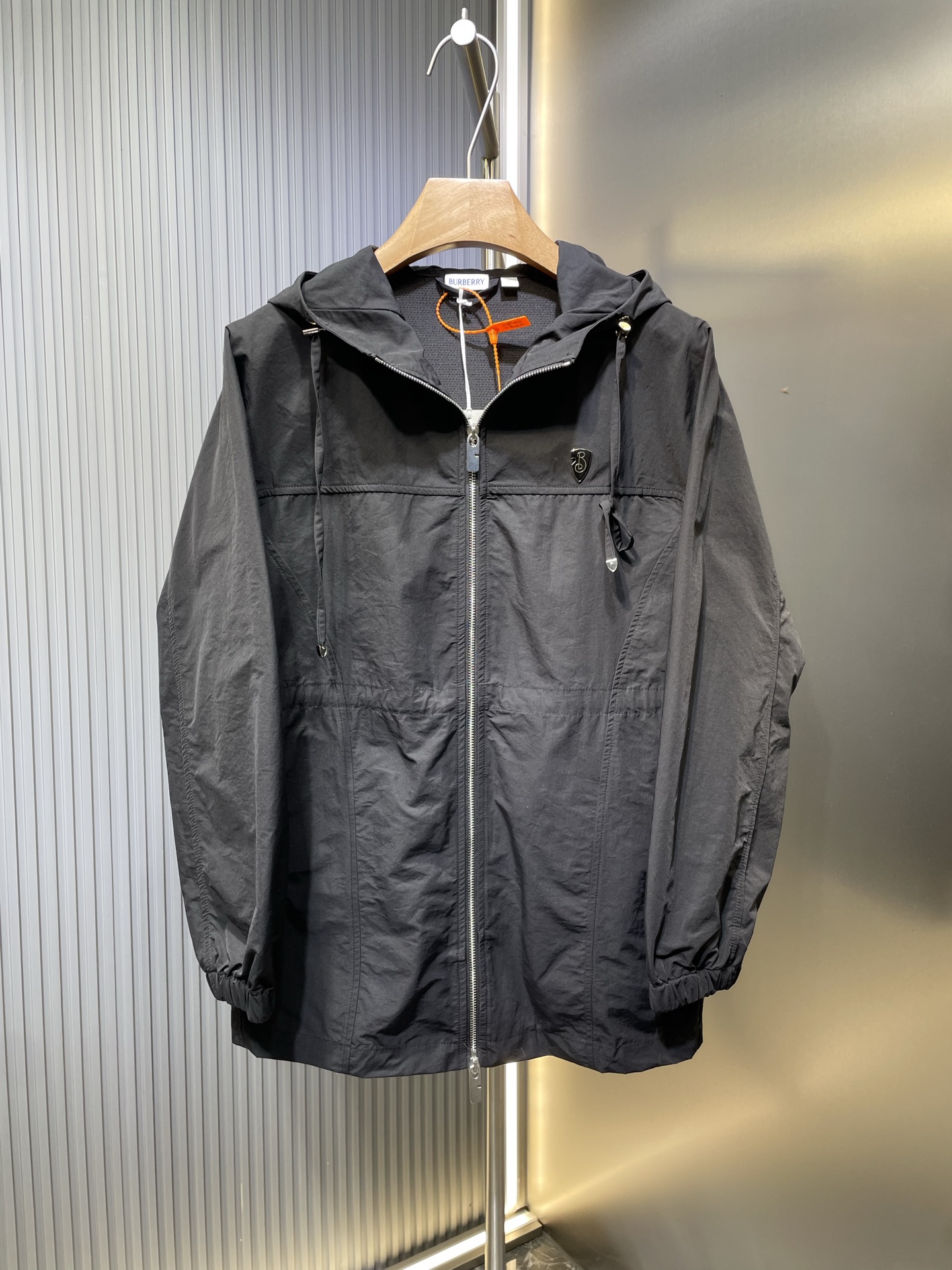 Bur🌟 【Réplica superior】 La última chaqueta cortavientos con capucha de 2025, material cortavientos y antiincrustante i…