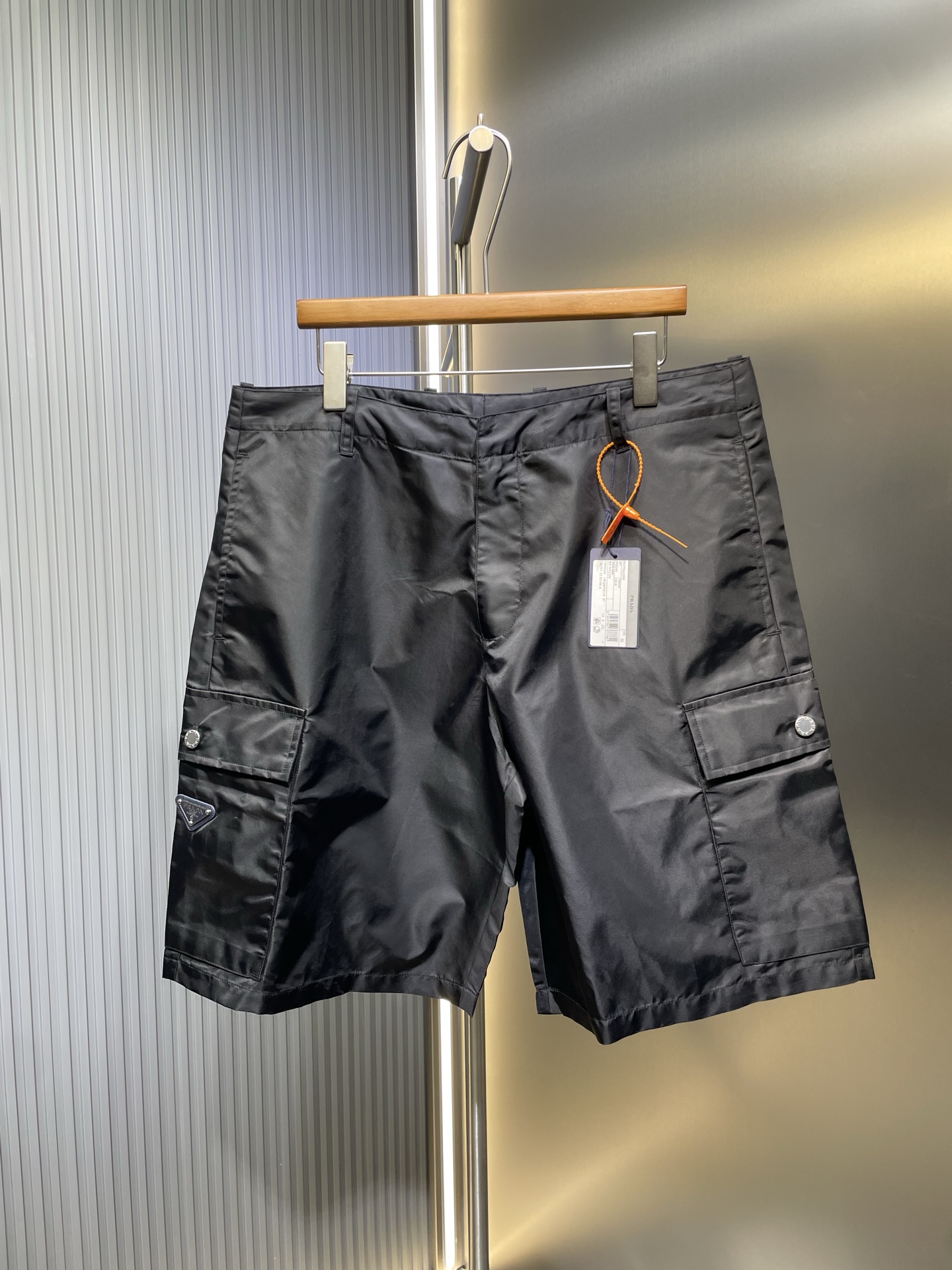 prada🌟[Réplica superior] Pantalones cortos de nailon con logo triangular negro de Prada, la parte superior del cuerpo …