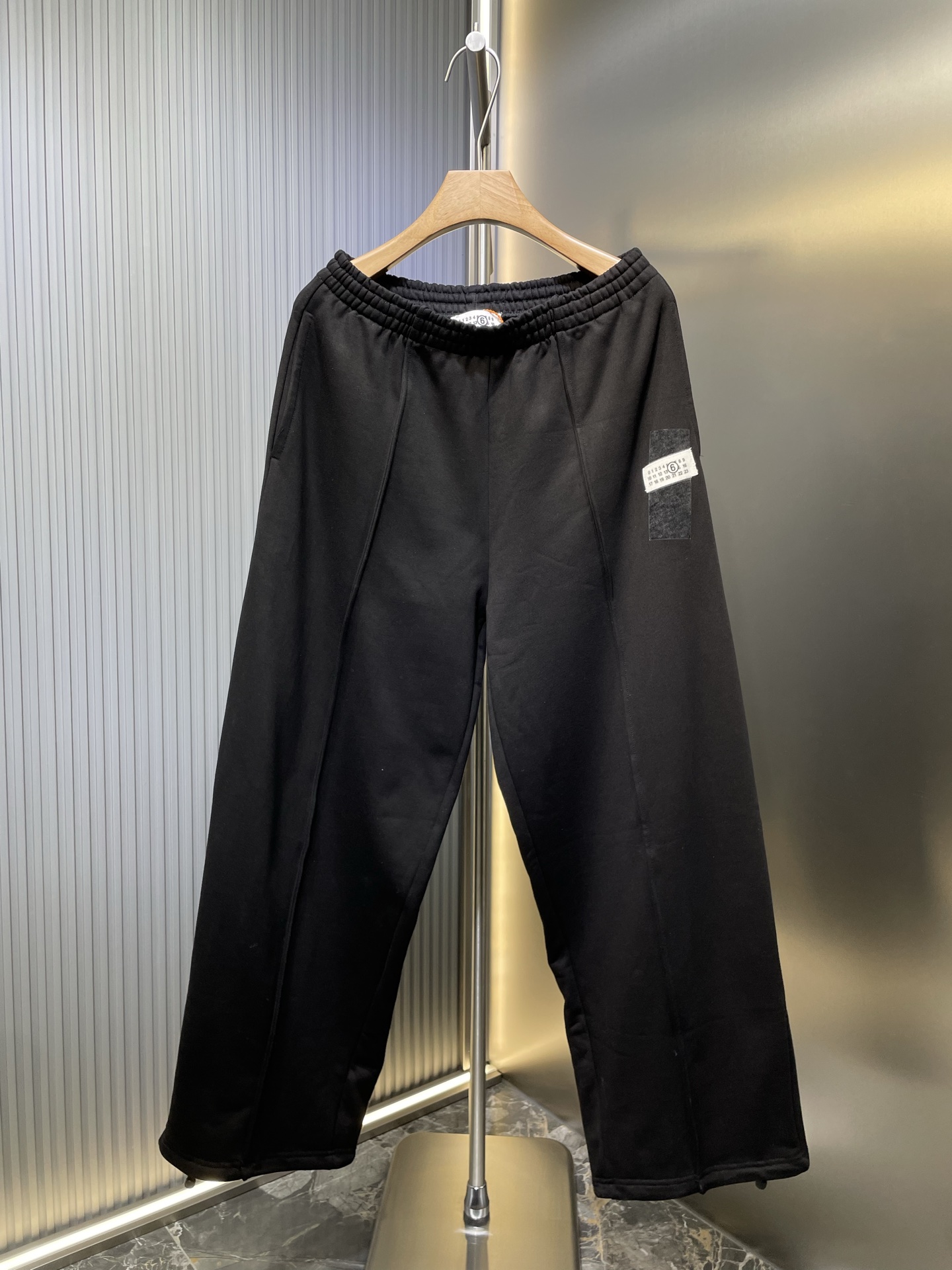 mm6 pantalon de jogging ample à coutures latérales, toutes tailles en stock. Tissu en coton peigné 32s 420g, plus épais…