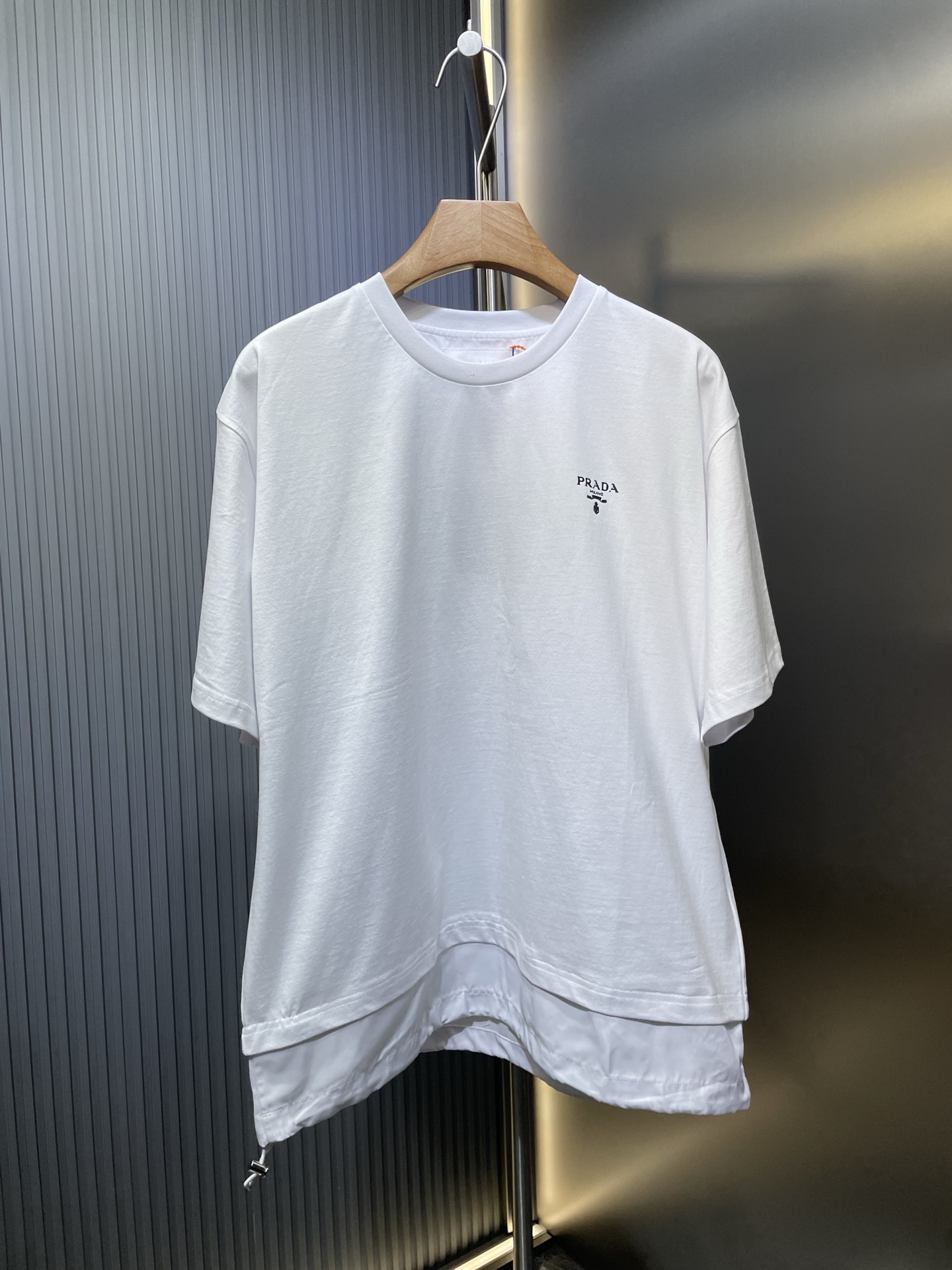 PRADA 🌟[Réplica superior] Logotipo clásico cosido, cuello redondo, manga corta. Comprado y desarrollado por genuino 84…