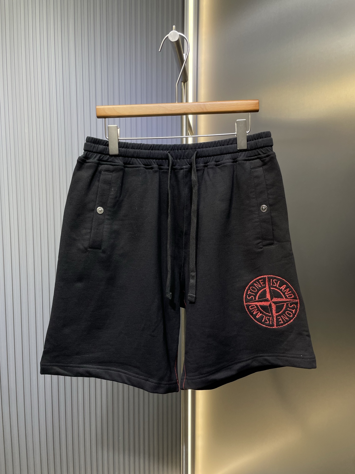 Stonelsland 🌟【Réplica de primera calidad】Pantalones cortos con bordado de insignia, tela de rizo de lujo personalizada…